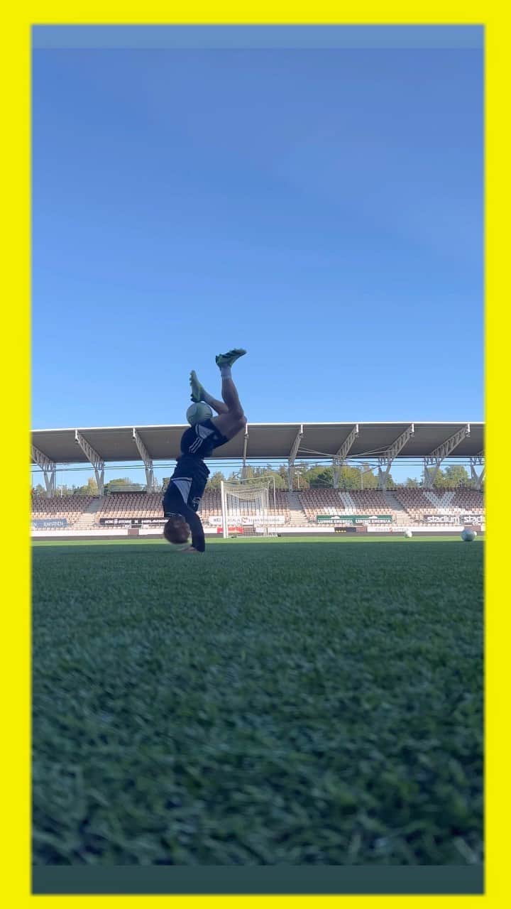 のインスタグラム：「Trick of the day 🪄🎩👟➰⚽️🥅!! #freestylefootball#football#footballskills#フリースタイルフットボール」