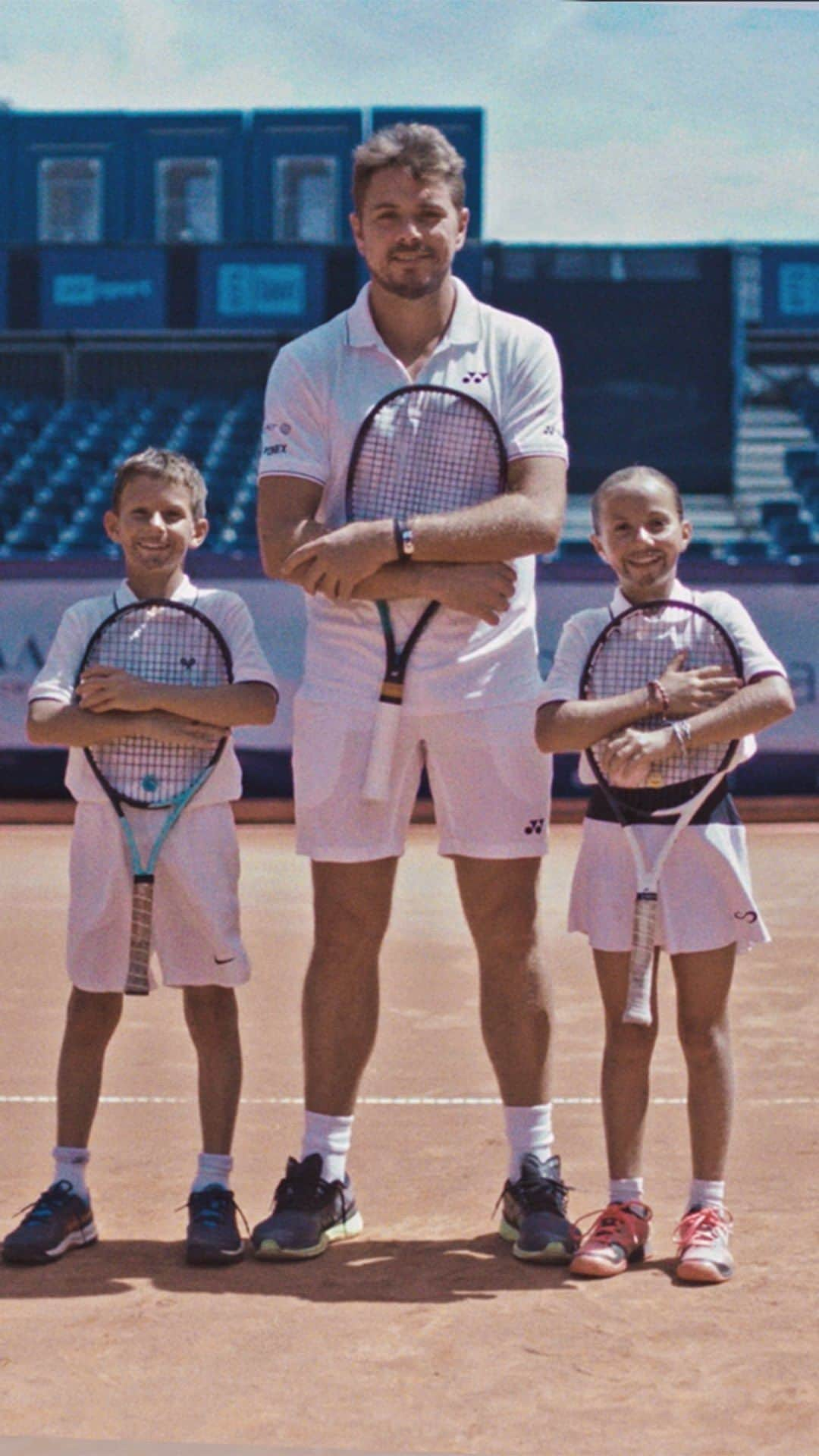 スタニスラス・ワウリンカのインスタグラム：「Mini Stans assemble 💪​ ​ Get to know the man behind the big backhand 🎾 Our talented ambassador and three-time Grand Slam Champ @stanwawrinka85 is interviewed by two of his biggest fans 👏​  #evian #StanWawrinka #tennis」