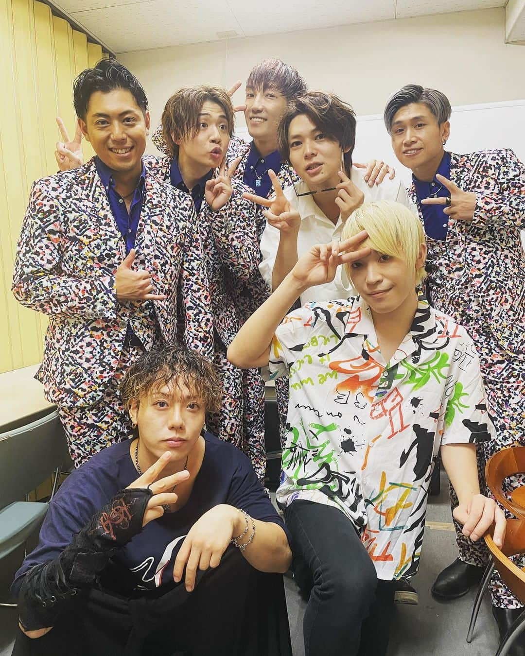 斬波さんのインスタグラム写真 - (斬波Instagram)「斬波×岸洋佑スペシャルライブ ありがとうございました！！  ステージでも楽屋でも和気藹々とさせていただき、今日初共演とは思えないくらい意気投合していましたねw  アンコールでは挨拶のみの予定でしたが、ハナミズキを急遽全員で歌唱。 ファンの皆様含め、笑顔あふれる最高の空間でした！  またご一緒できたら嬉しいです！！  以上、斬波でした〜！！！！  #斬波 #岸洋佑」9月18日 20時23分 - zanpa_blog