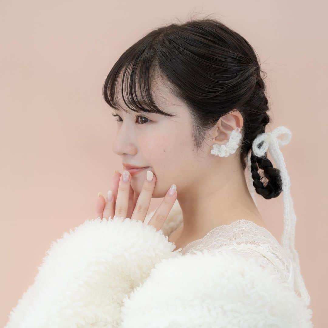 waco⭐️CHACOのインスタグラム：「\ ももたちゃんx CHACOコラボ2023 /  もう間も無く本日21時よりももたちゃんコラボ販売開始🍑 10月末お届けと秋冬にぴったりのかわいいアイテム満載です。  販売日 : 9月18日(月)21:00〜9月25日(月)23:59 販売場所 : CHACO ONLINE SHOP お届け予定: 10月下旬  ＊先着200名様限定購入特典＊   🌷モヘアアシメイヤリングorピアス 3色 (ホワイト、オレンジ、ブルー)  モヘアで編んだ長めのデザインの耳飾りとお花4つついたイヤカフのアシメセット。 シリコンゴムカバー付きイヤリングかピアスをお選びいただけます。  価格：3850円 (税込）3500円(税抜き) カラー : ホワイト、オレンジ、ブルー 素材 : モヘア、真鍮、ステンレス、シリコン、チェコビーズ サイズ: イヤカフ全長5cm　/ イヤリング全長　約8.5cm /ピアス全長約8cm  🌷モヘアイヤカフ 3色 (ホワイト、オレンジ、ブルー)  モヘアで編んだお花4つついたイヤカフの2こセット。 お花の中央にはチェコビーズのファイヤーポリッシュ付きでキラッと光ります。 イヤカフなのでお耳の好きな位置に着用可能。  価格：4730円 (税込）4300円(税抜き) カラー : ホワイト、オレンジ、ブルー 素材 : モヘア、真鍮、チェコビーズ サイズ: イヤカフ全長　約5cm　　  🌷モヘアリボン2個セット　3色 (ホワイト、オレンジ、ブルー)  幅もこだわり抜いたモヘアリボン。 柔らかい雰囲気でどんなふうにも巻けるリボン2コセット販売です。  価格：3410円 (税込）3100円(税抜き) カラー : ホワイト、オレンジ、ブルー 素材 : モヘア サイズ: 一本長さ約90cm    🌷モヘアリボンクリップ2個セット 3色 (ホワイト、オレンジ、ブルー)  モヘアリボンにクリップがついてさくっと簡単にリボンがつけれます。 クリップも左右逆に付けれるようになっています。  価格：3410円 (税込）3100円(税抜き) カラー : ホワイト、オレンジ、ブルー 素材 : モヘア、真鍮 サイズ: 全長約7cm  ＿＿＿＿＿＿＿＿＿＿＿＿＿＿  model @furumomo_t  camera @eiko_chaco  hairmake @michikononaka  accessories @wacochaco   ＿＿＿＿＿＿＿＿＿＿＿＿＿＿」