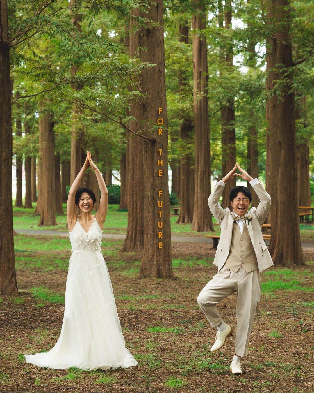 のインスタグラム：「🌲🌲🌲  ふたりで"木のポーズ"  新婦さんはヨガのインストラクターさん  新郎さんも負けじと頑張ってたけど じっと出来ず跳ねてたなぁ  #未来のために残す写真  紅葉する前の 秋の葉っぱの色も好きです🍃 ⁡ ▸▸▸photographer @r.takeuchi.deco.ph   ▸▸▸hairmake @ito.deco.hm   ⁡ 撮影のご相談、ご指名承っております🍊 ⁡ 全国どこへでも出張可能ですので DMよりお気軽にお問い合わせください！ ⁡ ⁡ スタジオアクア新宿店🌱 ▷▷ @studioaqua.shinjuku  ⁡ ⁡ デコルテ公式アカウント ▷▷ @decollte_weddingphoto ⁡ フォトグラファー、 ヘアメイク、フォトプランナーの仲間を募集中𓈒 𓂂𓏸 ▷▷ @decollte_recruit ⁡ ⁡ #d_weddingphoto #デコルテフォト #スタジオアクア #撮る結婚式 #ウェディング #ウェディングフォト #フォトウェディング #フォトスタジオ #花嫁 #プレ花嫁 #卒花嫁 #関東花嫁 #前撮り #後撮り #結婚式 #結婚式準備  #ウェディングカメラマン #ウェディングフォトグラファー #前撮りレポ #前撮りポーズ  #前撮り準備  #撮影指示書 #洋装前撮り #和装前撮り #エンゲージメントフォト #プレ花嫁さんと繋がりたい #全国のプレ花嫁さんと繋がりたい #日本中のプレ花嫁さんと繋がりたい #ロケーション撮影」