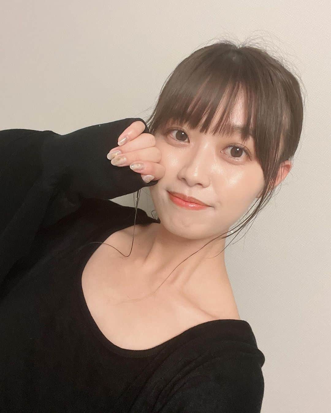 のインスタグラム：「明日香さんデザインのルームウェアを ついにゲットしました🖤  トップスが短めで 腹部がチラ見えするスタイルが可愛いし、 カーディガン付きだから 秋冬も愛用できて嬉しい☺️  あとなんと言っても 肌触りが最高…！  明日香さん何でもできて本当に凄い…🥹✨  大切に着ます！！」