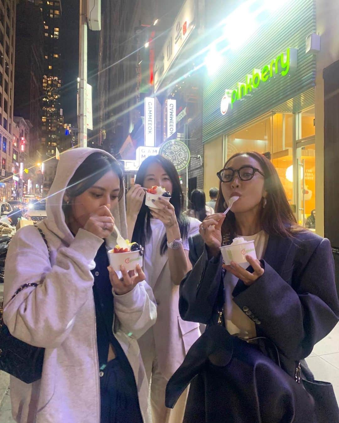 神崎恵のインスタグラム：「・ ・ フライト前に駆け込んだpink berry🍦 初日から「食べるぞ！」と意気込みながらも最後になんとか滑り込み。 ここのフローズンヨーグルトが美味しくて。 今回のNY、日本からは VOGUEとの参加でした。 2泊というタイトなスケジュールでしたが、しっかり学ぶことができました。 ２枚目、資生堂pr唐川さん、VOGUE JAPAN山口さん、現地コーディネーターのyumiさん3人の後ろ姿がかわいくて、思わず連写。 帰りのフライト、毎回機内では素肌で過ごすのだけれど、 原稿や締め切り物が多すぎて、メイクを落とさず過ごしてしまいました。。 でも、さすが美容処方のファンデーション。ナイアシンアミドなどの美容成分をまず肌に届けてからメイク効果が発揮されるという仕組み。 帰宅しメイクオフ後の肌のなめらか感。 ファンデーションの進化を体感です。 (しかしながら、次からはしっかりオフし、スキンケア肌で過ごすことにします✈️) ファンデはSHISEIDO  エッセンス スキングロウ ファンデーションでした。  今回の旅の様子も、　@wont_podcast Instagramでご報告する予定です📻  #SHISEIDO」