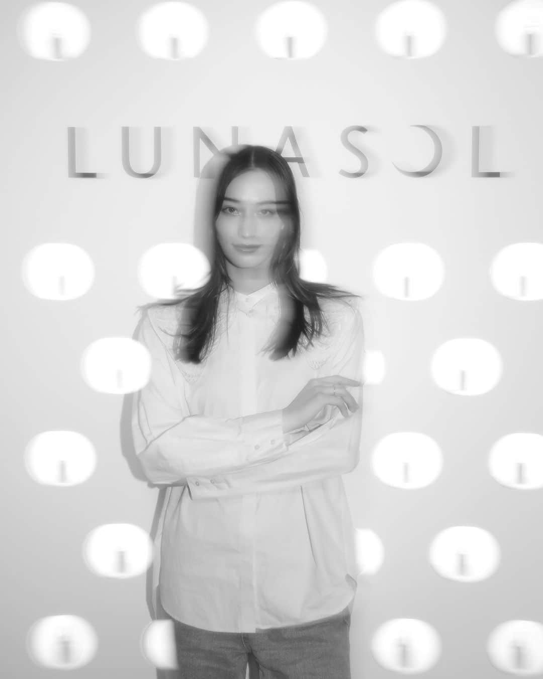 細谷理紗のインスタグラム：「LUNASOL 2023 Autumn pop up 🍂🤎  9/22にルナソルから新しい植物由来のオイルを使ったファンデーションと宇宙をイメージしたカラーパレッドが新登場！イベントにてひと足先にチェックしてきました☺️💛  ファンデーションは美容液のような保湿力とサラッとした軽い付け心地で理想の艶肌に🫶🏼 スキンケア感覚でつけられるのがとっても嬉しい🙌🏼  アイシャドウやマスカラは最近お気に入りのピンクベースのメイクをして頂きました♡ ルナソルらしい上品なラメにナチュラルな発色と肌馴染みの良さでこれから沢山愛用する🫶🏼✨  @lunasolofficial  #lunasol2023popup #ルナソル #lunasol  #カラーオイルセラム  #オイル美容液ファンデーション」