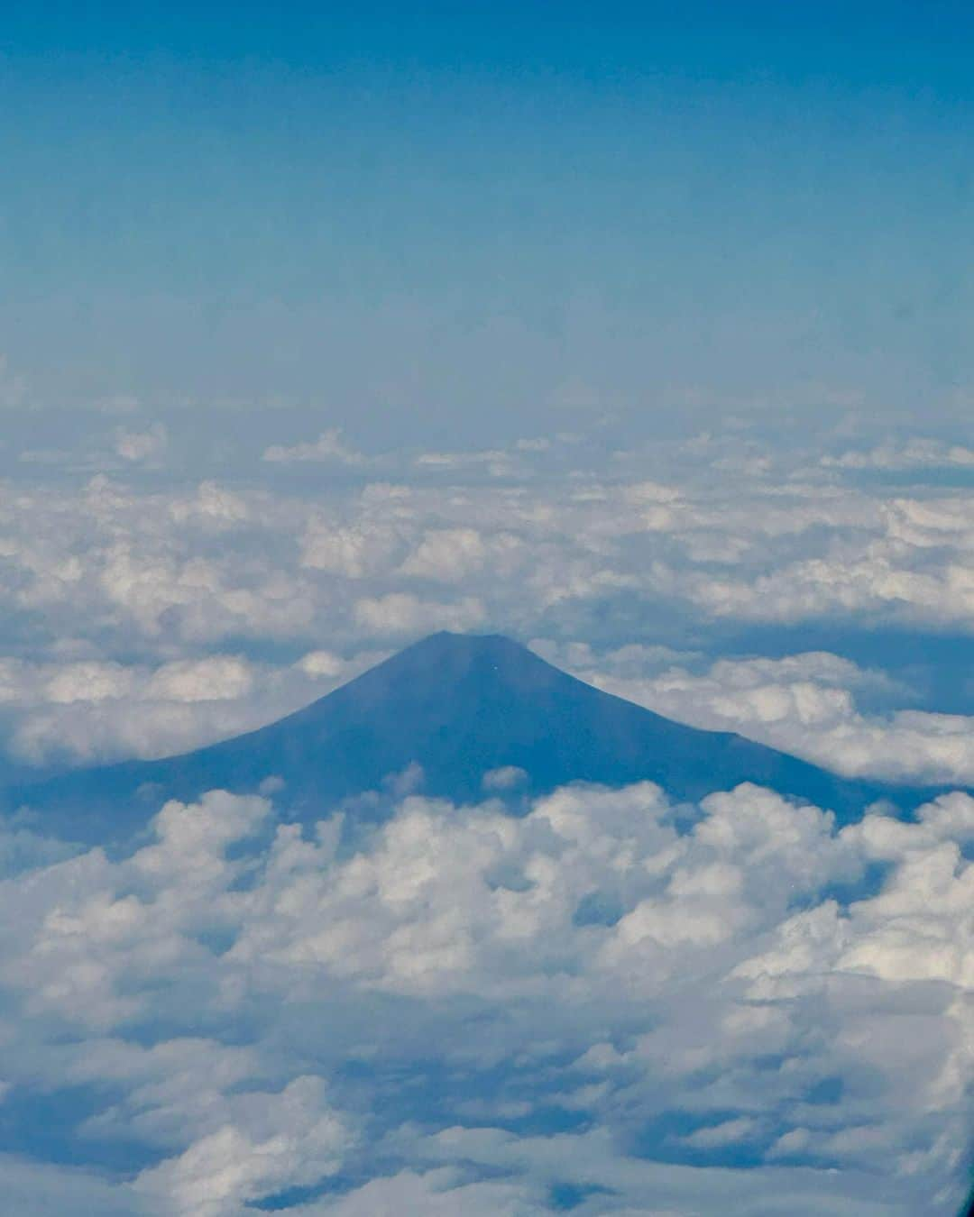 山田佳子のインスタグラム：「富士山〜♪😍 ⁡ #飛行機の窓から #見た #富士山🗻  #雄大 #美しい景色 #mtfuji🗻  #癒される景色 #移動」