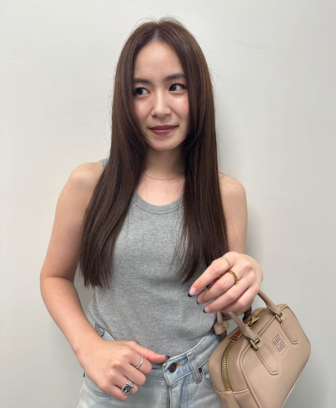 三條場夏海のインスタグラム：「. 韓国撮影前にカラーメンテナンスをしました💇🏽‍♀️ 全体は暗めなんだけど ほんのり赤っぽブラウンにしてもらいました！✨ こっくり柔らかくて秋の気分🌰🕌  それにしても髪伸びたよね！？笑  #newcolor #joba_color」