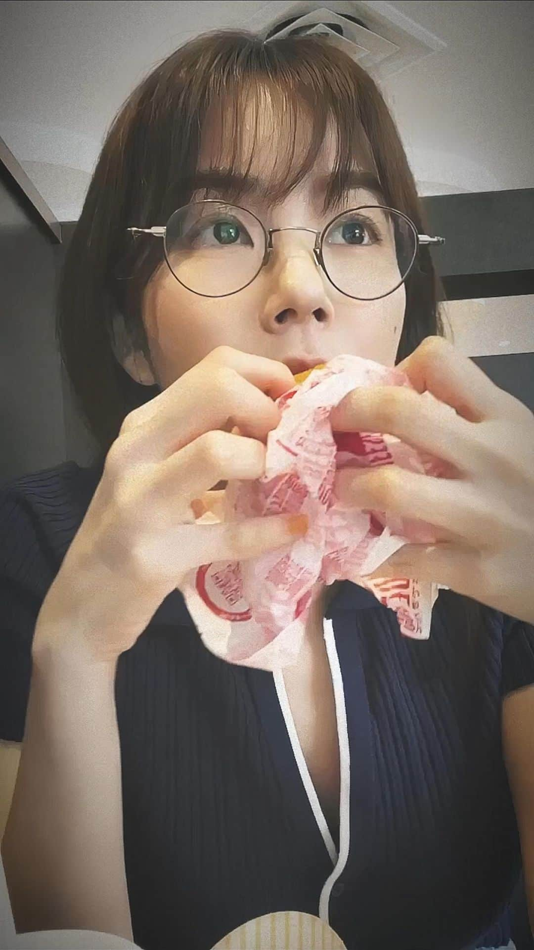 野村麻純のインスタグラム：「⁡ #mcdonalds 🥤🍔🍟」