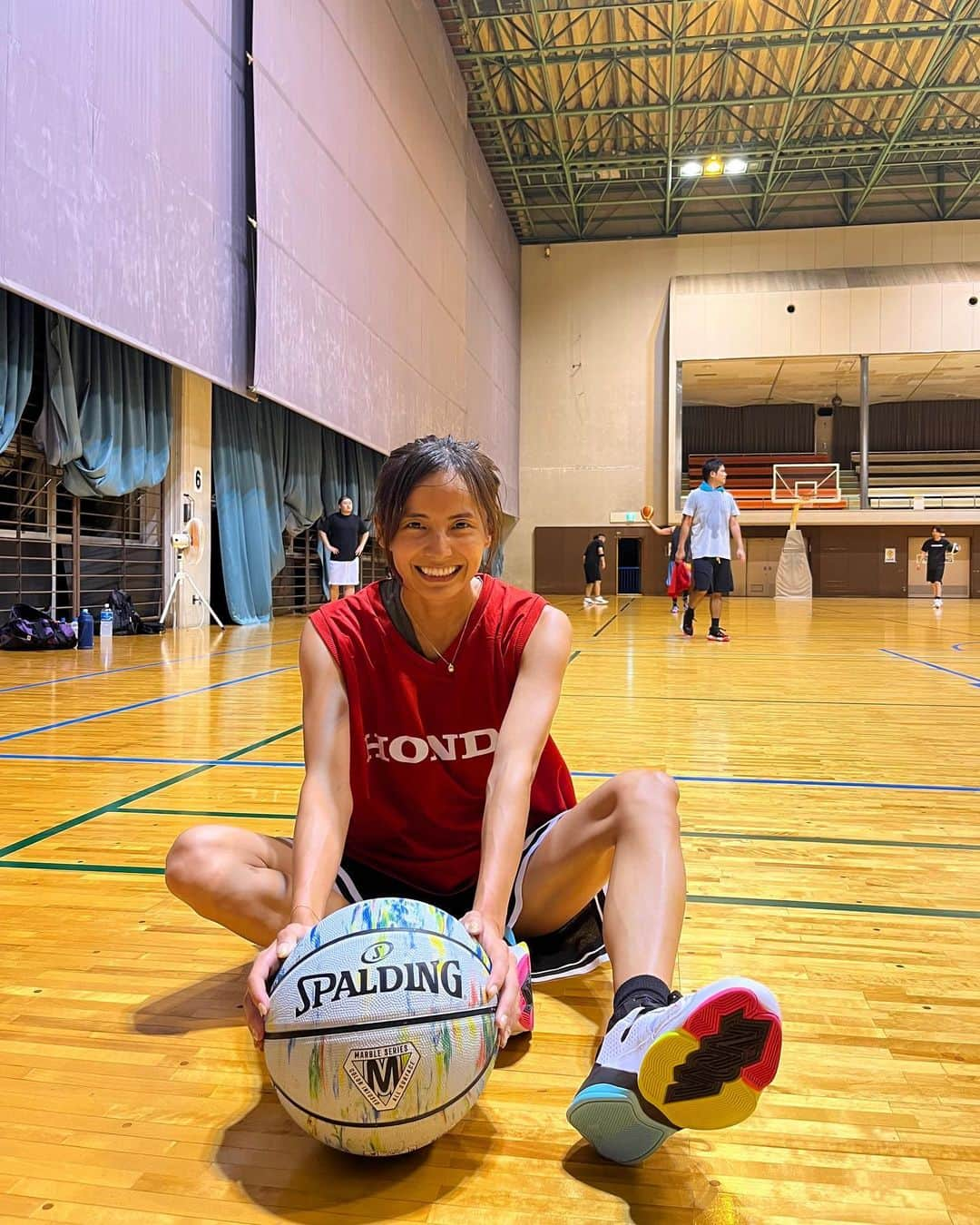 佐野千晃のインスタグラム：「バスケ〜⛹️  蒸し蒸しの体育館の中でばちばちに汗かきながらバスケ🏀  楽しいけど暑い！！  そしてシュートが全然入らない😫  プロの見ちゃうと自分も入るんじゃね？←  ってなるけど入らないのが現実！笑  がしかし今回は試合中に初スリーポイントが入って幸せ☺️  練習した甲斐があったぜ☺️  (練習全然入ってないけど)  身体動かして汗流すのは楽しいなぁ☺️  友達とワイワイやる運動ほど幸せなことないね🙌💓  #run #running #marathon #フルマラソン #マラソン #マラソン女子 #人生自由自在 #走る女子 #ファッション #ウェア #楽しくバスケ #バスケ #ウェア #買わないと #見た目 #ランナー #になっちゃう #バスケ女子 #買うか #バスパン」