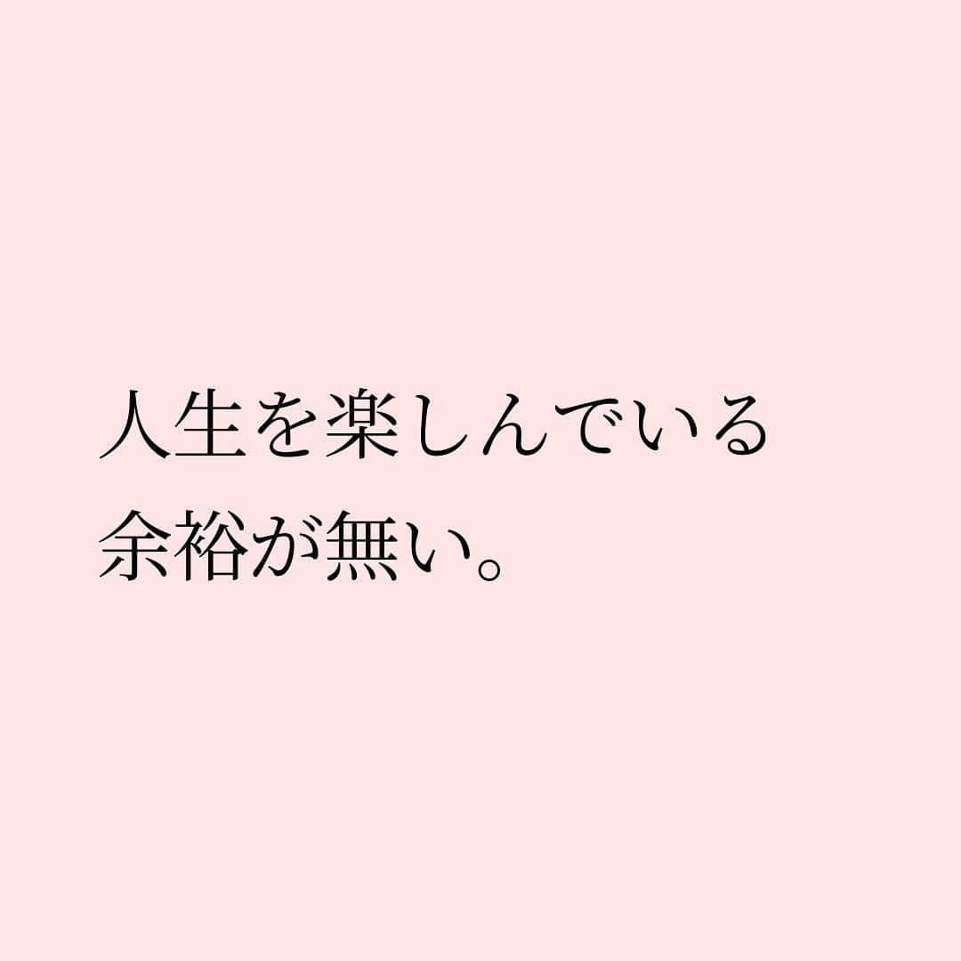 Takumi Kawaharaさんのインスタグラム写真 - (Takumi KawaharaInstagram)「【 マジでやめようよ 】   日本はくだらないことに 気を使う必要があり過ぎて、   人生を楽しんでいる余裕が無い。   そして、 やめるのがヘタすぎる。   なんでもかんでも追加して 気が付いたらやることで パンパンパン。   マジで色々やめたらいいよ。 つかやめよう。       ＿＿＿＿＿＿＿＿＿＿＿   あたらしいけど、なつかしい。 川原卓巳がプロデュースする 自分たちらしく生きていくコミュニティ。   “本当に生きていきたい未来”を 自分たちでつくる。 じゃあ何からはじめようか...。   川原卓巳プロデュース 新オンラインサロン 9/1スタート！   「SMALL WORLD」 そろそろ自分たちの”生き方” アップデートしてみない？     SMALL WORLDの入会&最新情報は公式LINEへ プロフィール欄のURLから @takumi.kwhr     #プロデューサー #プロデュース #セルフプロデュース」9月18日 20時36分 - takumi.kwhr