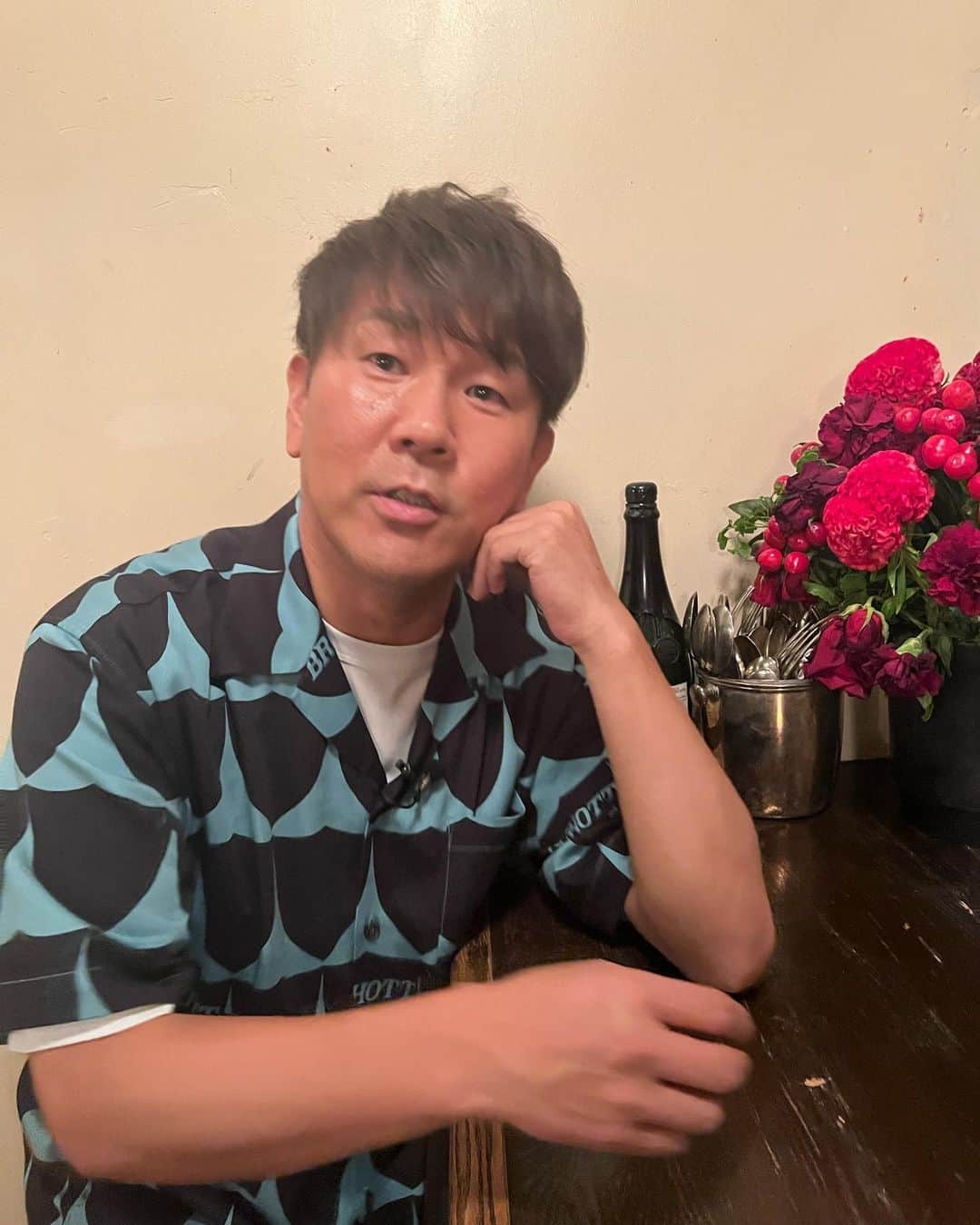 藤本敏史のインスタグラム：「ええ感じに撮ってもらってええ感じやないのも 撮られた  撮影　井桁弘恵さん」