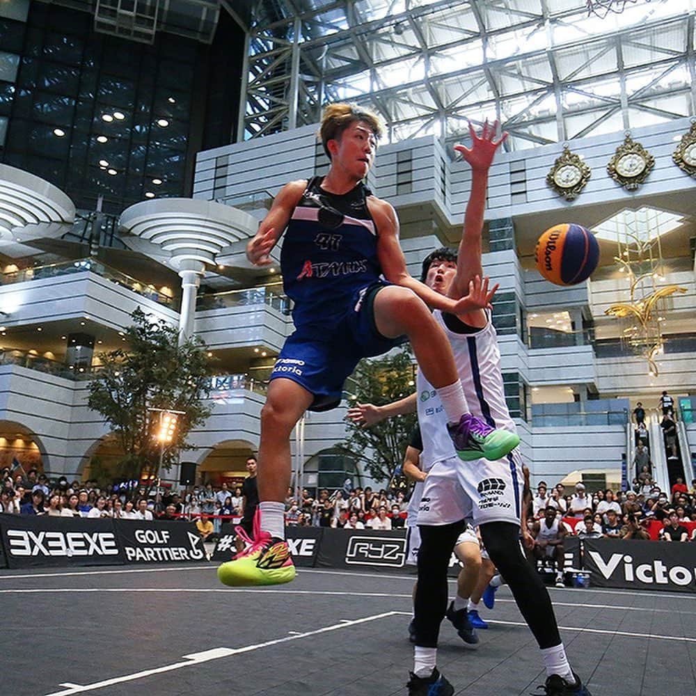 寺嶋恭之介のインスタグラム：「2023年の3x3 PREMIERが終わりました @hachinohe.dime3x3 が設立して初めて出場した2019年の9月に六本木で行われたPLAYOFFS以来の出場！ まず今回出場の許可を出してくれた  @aomoriwats_official には感謝しかありません。  全て書くと長くなるので簡潔に！ まず今日本の3x3のレベルが上がっている現状の中で 試合前に各関係者からHACHINOHE DIMEは 優勝候補に入っていたと聞かされた時に、 自分達も正直この結末を早く知りたかったのが本音でした。ホームでも2連覇。 それくらいチームが強くなっていたのも感じていました。DAY1.オーストラリアとニュージーランドに勝って 初のベスト8！！しかしDAY2で敗退。結果は7位。 対戦相手の  @scc_wildcats さんはとても良いチームでした。  今回東京に行って感じたのは 地元青森を盛り上げる為に所属したこのチームが いつの間にか沢山の人に応援されているのが知れて 本当に嬉しかった。 この反響を止める事なく更にパワーアップして 日本一取りに戻ってきます。  (長くなるから簡潔にって書いたのに長いよね笑)」
