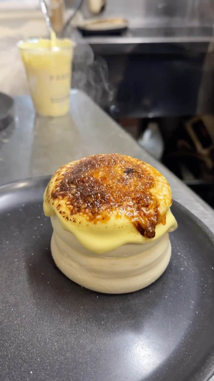 のインスタグラム：「【Panel Cafe】 @京都：祇園四条駅から徒歩3分  表面を香ばしく炙ったブリュレパンケーキを食べられるお店。  プルプルに焼き上げた極厚パンケーキに濃厚カスタードを潜ませており、別添えのソフトクリームを溶かしながら食べても相性抜群！  口に入れた瞬間にシュワッととろける食感がたまらない！  クレームブリュレパンケーキは1265円になります！  ⏰10:00～16:30 🏪祇園四条駅から徒歩3分 📍京都府京都市東山区常盤町165 みかくビル1F   #京都グルメ #京都カフェ #京都ランチ   #祇園四条グルメ #祇園四条カフェ」