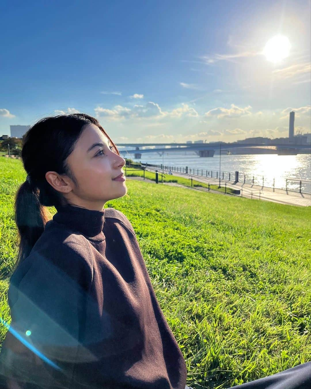 石井エミリーのインスタグラム：「先週の撮影風景🍃✨ すごい心地良さそうな顔してるけど、めちゃくちゃ日差しが暑かった🤫笑」