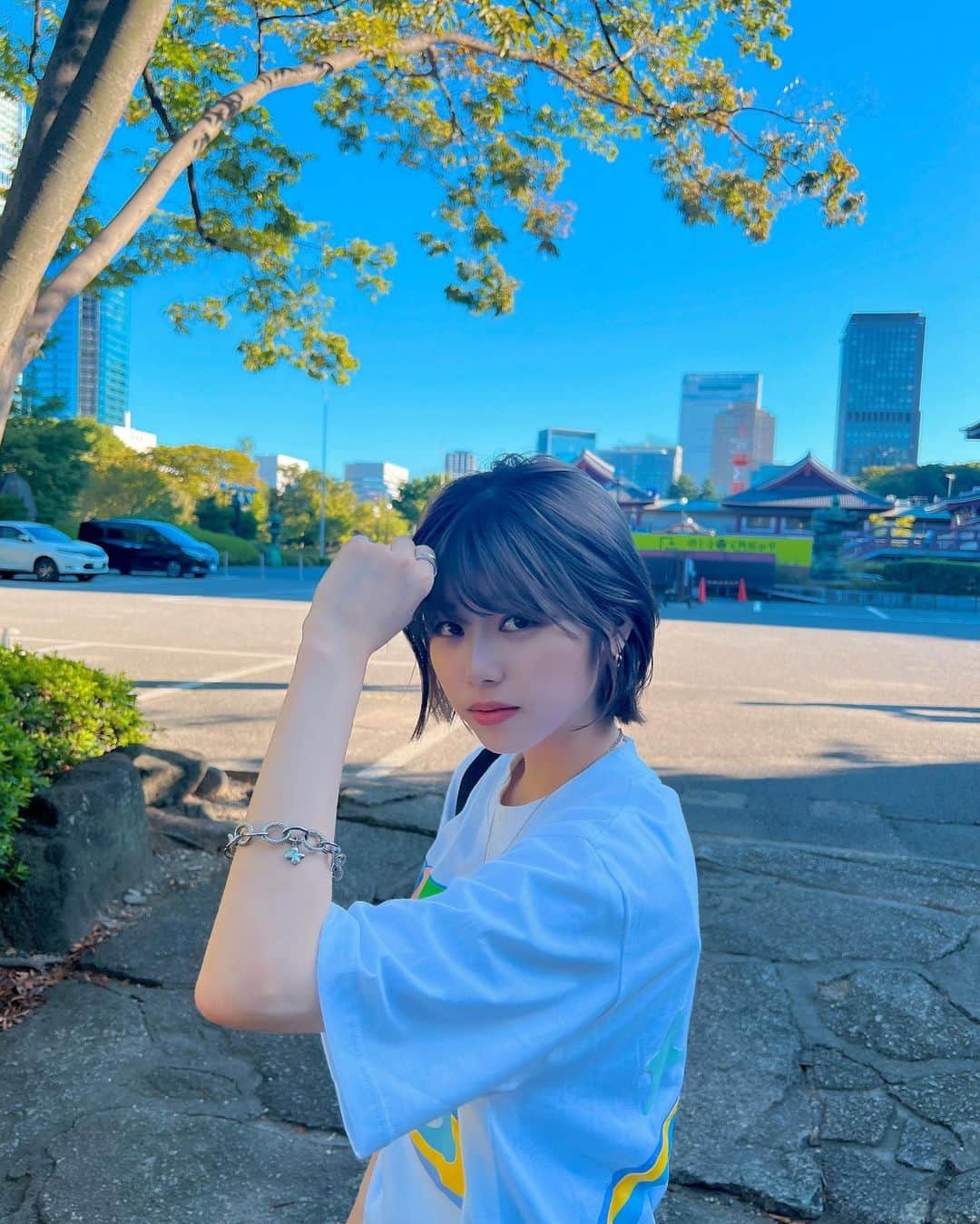 ゆーりのインスタグラム：「ランチ行ってジム🍽🚶‍♀️ ⁡  髪の毛も色落ちしてきてやっとグレーになってきたよー！ 今の髪色個人的に好きすぎる！！！😆 ⁡ 次の髪色悩み中💭 何がいいと思う〜？？？🤔 ⁡ ⁡ ⁡ ⁡ ⁡  ⁡  ⁡  #tiktok  #youtube  #instagram  #instagood  #fashion  #hair  #make  #nailart  #ootd  #photooftheday  #japan  #tokyo  #street  #followforfollowback  #グレージュ  #ネイル  #2n」