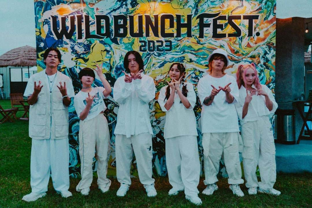 のインスタグラム：「WILD BUNCH FEST. 2023ヘッドライナー・YOASOBIでした🎆  Ayaseの故郷・山口県で、万感の思いを抱えて臨んだ舞台。電光石火ツアーから夏フェスを経て一回り大きくなったYOASOBIで、大きな花火と共にこの夏を締めくくり。楽しんでいただけましたか？ お次のライブは11月！またパワーアップした姿をお見せできるよう頑張ります。本日はありがとうございました！  Photo by @shumpei_1002  #ワイバン #wbf」