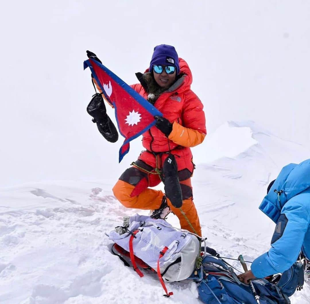 コンラッド・アンカーのインスタグラム：「Happy Birthday @dawayangzum 🎉🎉  May you enjoy many years of health and happiness. We wish you safe passage on your upcoming climbs.   Through your career as the first Nepali woman as @ifmgaofficial guide you have shared your knowledge many climbers. As a member of the @nnmga Board of Directors you are helping more people become mountain guides.  Your dedication to the @khumbuclimbingcenter has helped the program welcome new climbers from Nepal.   Rowaling is your home and to see your success as @thenorthface Athlete and @rolex Ambassador is धेरै राम्रो! (Dhērai rāmrō ~ very good).  Wishing you all the best!」