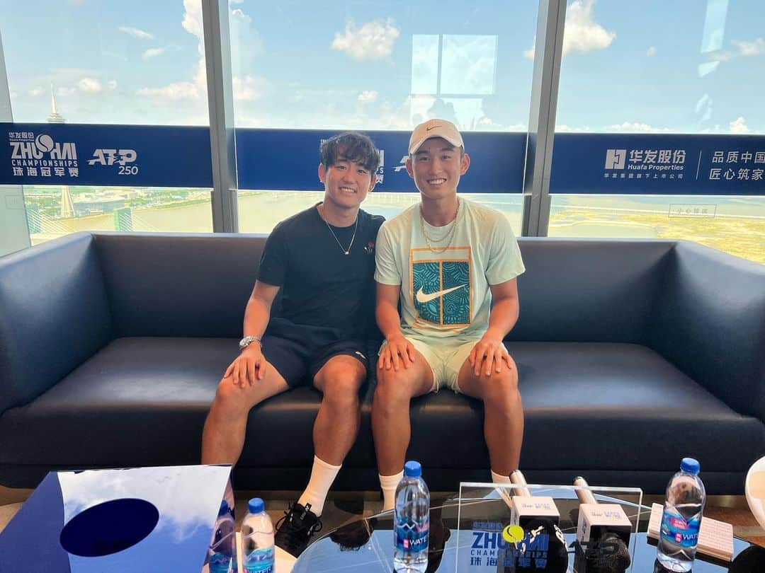 西岡良仁のインスタグラム：「Draw ceremony with young star ⭐️  #zhuhai #china #atp250 #atptour #ドローセレモニー　#中国　#珠海　#」