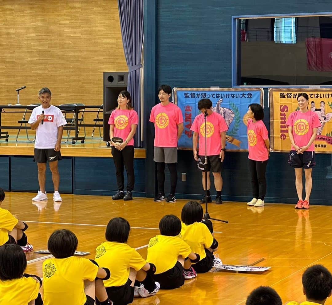 生山裕人さんのインスタグラム写真 - (生山裕人Instagram)「. 生山、HEROしました。  なんやかんやで1ヶ月の時差投稿になってしまいましたが、先月中旬に『監督が怒ってはいけない大会 in秋田』に参加してきました。  元バレーボール日本代表の益子直美さんが、自身の現役時代に怒られる指導を受けたことによって引退後も自己否定を繰り返し苦しんだ経験があり、いまだに残るそのような指導を少しでも減らすために覚悟を持って活動されています。  6月の広島大会に続いて2回目の参加でしたが、子ども達が指導者の顔色を伺いながらプレーする場面を見たり、怒られない環境があることで普段とは違うマインドでプレーできたという声を聞いたり、子どもの可能性を広げるために大人がどう子ども関わるべきかを改めて深く考えさせられました。  前日は、大雨で大きな被害を受けた秋田県五城目町に行き、復興支援ボランティアにも参加させていただきました。  家や床下に流れ込んだ土砂を入れた土嚢をひたすら解体する作業。とにかくハード。  IVUSA(イビューサ)という国際ボランティア学生協会の皆さんと一緒に猛暑の中で作業しましたが、昨今あらゆる場所で起こっている豪雨災害の現場を目の当たりにし、ボランティア活動の重要性を肌で感じることができました。  ご縁をいただき、色々な形で関わらせていただいている日本財団HEROs。 @heros_nippon_foundation  「アスリートの社会貢献活動の推進により、スポーツでつながる多くの方の関心や行動を生み出し、社会課題解決の輪が広がる未来をつくる」 というビジョンの元、様々な形で活動されています。  毎回、現場に行くからこそ感じられることがたくさんあります。 元アスリートの端くれとして、これからも社会課題を少しでも解決できるようにアクションを起こしてまいります。  関係者の皆様、ありがとうございました！！  あっ、秋田に行けたことで、47都道府県を制覇しました🫡 野球のおかげであらゆる地域に行かせてもらい、面白い人生になっております！  るんっ。  #監督が怒ってはいけない大会 #益子直美 さん #益子直美カップ #バレーボール #日本財団heros」9月18日 20時48分 - ikuyaman130