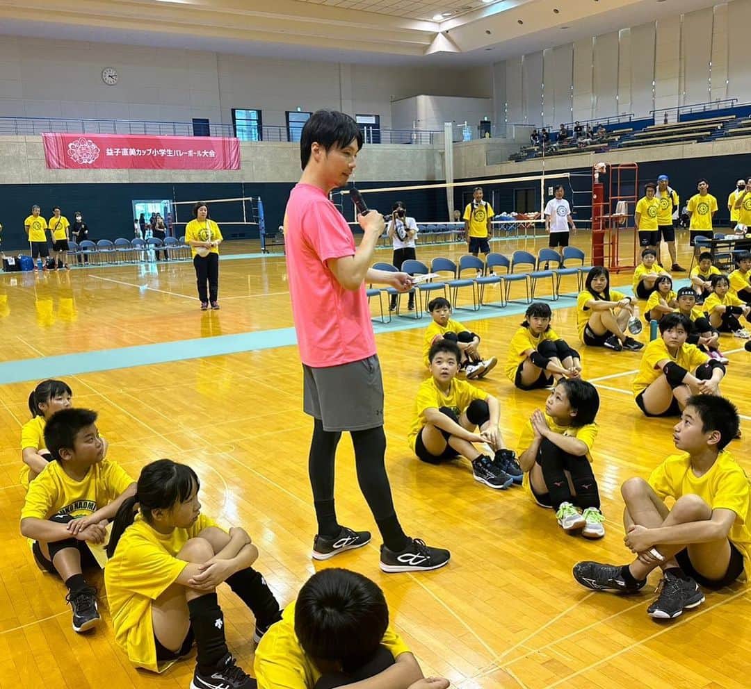 生山裕人さんのインスタグラム写真 - (生山裕人Instagram)「. 生山、HEROしました。  なんやかんやで1ヶ月の時差投稿になってしまいましたが、先月中旬に『監督が怒ってはいけない大会 in秋田』に参加してきました。  元バレーボール日本代表の益子直美さんが、自身の現役時代に怒られる指導を受けたことによって引退後も自己否定を繰り返し苦しんだ経験があり、いまだに残るそのような指導を少しでも減らすために覚悟を持って活動されています。  6月の広島大会に続いて2回目の参加でしたが、子ども達が指導者の顔色を伺いながらプレーする場面を見たり、怒られない環境があることで普段とは違うマインドでプレーできたという声を聞いたり、子どもの可能性を広げるために大人がどう子ども関わるべきかを改めて深く考えさせられました。  前日は、大雨で大きな被害を受けた秋田県五城目町に行き、復興支援ボランティアにも参加させていただきました。  家や床下に流れ込んだ土砂を入れた土嚢をひたすら解体する作業。とにかくハード。  IVUSA(イビューサ)という国際ボランティア学生協会の皆さんと一緒に猛暑の中で作業しましたが、昨今あらゆる場所で起こっている豪雨災害の現場を目の当たりにし、ボランティア活動の重要性を肌で感じることができました。  ご縁をいただき、色々な形で関わらせていただいている日本財団HEROs。 @heros_nippon_foundation  「アスリートの社会貢献活動の推進により、スポーツでつながる多くの方の関心や行動を生み出し、社会課題解決の輪が広がる未来をつくる」 というビジョンの元、様々な形で活動されています。  毎回、現場に行くからこそ感じられることがたくさんあります。 元アスリートの端くれとして、これからも社会課題を少しでも解決できるようにアクションを起こしてまいります。  関係者の皆様、ありがとうございました！！  あっ、秋田に行けたことで、47都道府県を制覇しました🫡 野球のおかげであらゆる地域に行かせてもらい、面白い人生になっております！  るんっ。  #監督が怒ってはいけない大会 #益子直美 さん #益子直美カップ #バレーボール #日本財団heros」9月18日 20時48分 - ikuyaman130
