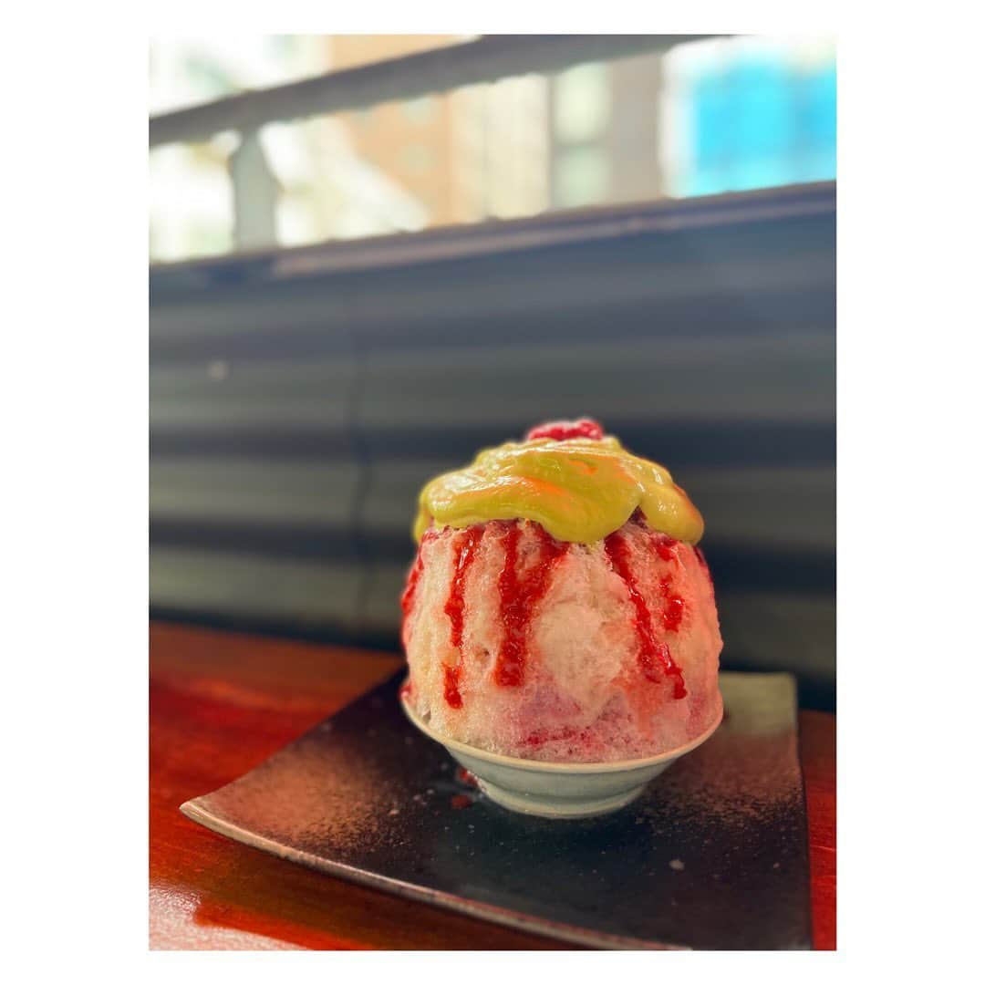 大竹ひとみさんのインスタグラム写真 - (大竹ひとみInstagram)「🍓🍧🧊 . .  先日、ずっと行きたかったParlor Vinefru 銀座(@parlor_vinefru )さんへ。  ✔苺とピスタチオエスプーマのかき氷 ✔キウイのフルーツビネガー、ソーダ割り  暑い夏にピッタリの組み合わせ！ また別の種類も食べに行きたいなぁ  . . .  #かき氷  #parlorvinefru銀座  #銀座かき氷  #かき氷巡り  #フルーツビネガー #private #🍧」9月18日 20時49分 - iamhitomi_48