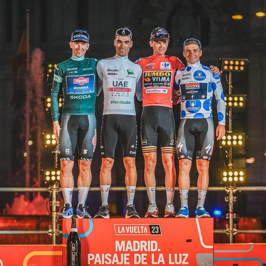 Shimanoさんのインスタグラム写真 - (ShimanoInstagram)「Madrid served as a fitting and regal backdrop for a spectacular closing round of @lavuelta. It was a unique nailbiter of a final stage, with @kaden.groves claiming first place. In the mountain classification, @remco.ev did very well to hold on to the polka dots. Congrats all around, we're looking forward to next year!   #LaVuelta23 #ShimanoRoad #DuraAce #FindYourFast 📸 @jozza_cyclingpics」9月18日 20時56分 - rideshimano