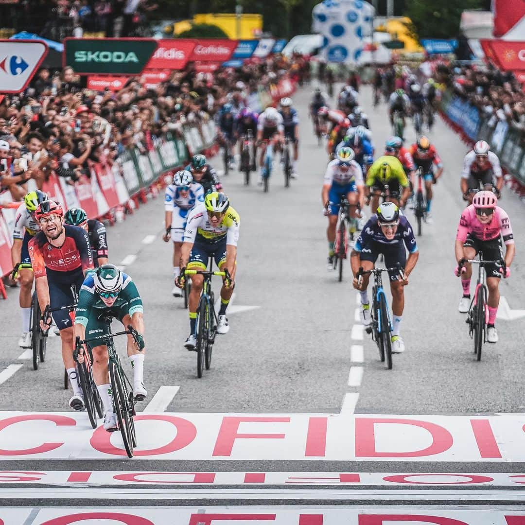 Shimanoさんのインスタグラム写真 - (ShimanoInstagram)「Madrid served as a fitting and regal backdrop for a spectacular closing round of @lavuelta. It was a unique nailbiter of a final stage, with @kaden.groves claiming first place. In the mountain classification, @remco.ev did very well to hold on to the polka dots. Congrats all around, we're looking forward to next year!   #LaVuelta23 #ShimanoRoad #DuraAce #FindYourFast 📸 @jozza_cyclingpics」9月18日 20時56分 - rideshimano