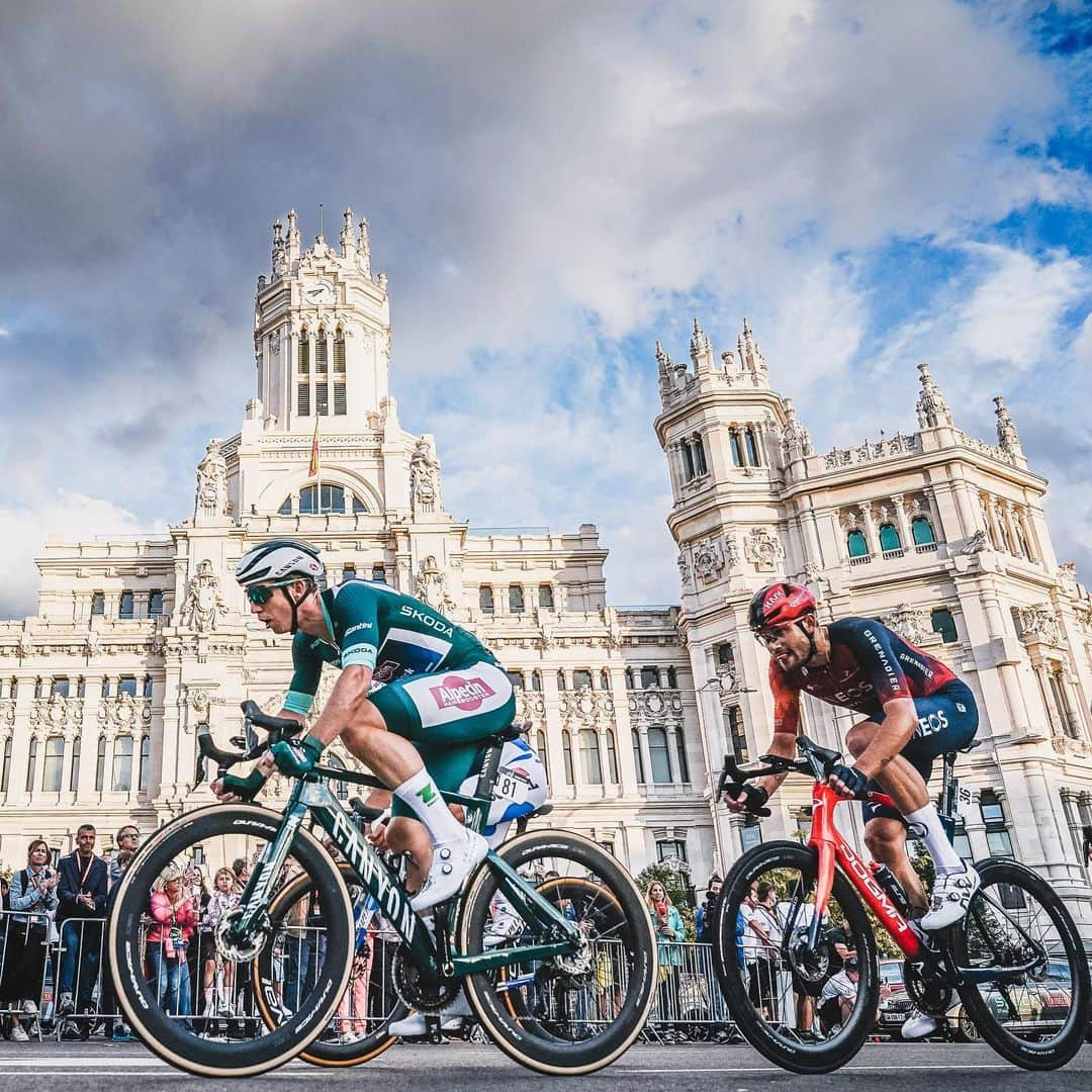 Shimanoさんのインスタグラム写真 - (ShimanoInstagram)「Madrid served as a fitting and regal backdrop for a spectacular closing round of @lavuelta. It was a unique nailbiter of a final stage, with @kaden.groves claiming first place. In the mountain classification, @remco.ev did very well to hold on to the polka dots. Congrats all around, we're looking forward to next year!   #LaVuelta23 #ShimanoRoad #DuraAce #FindYourFast 📸 @jozza_cyclingpics」9月18日 20時56分 - rideshimano