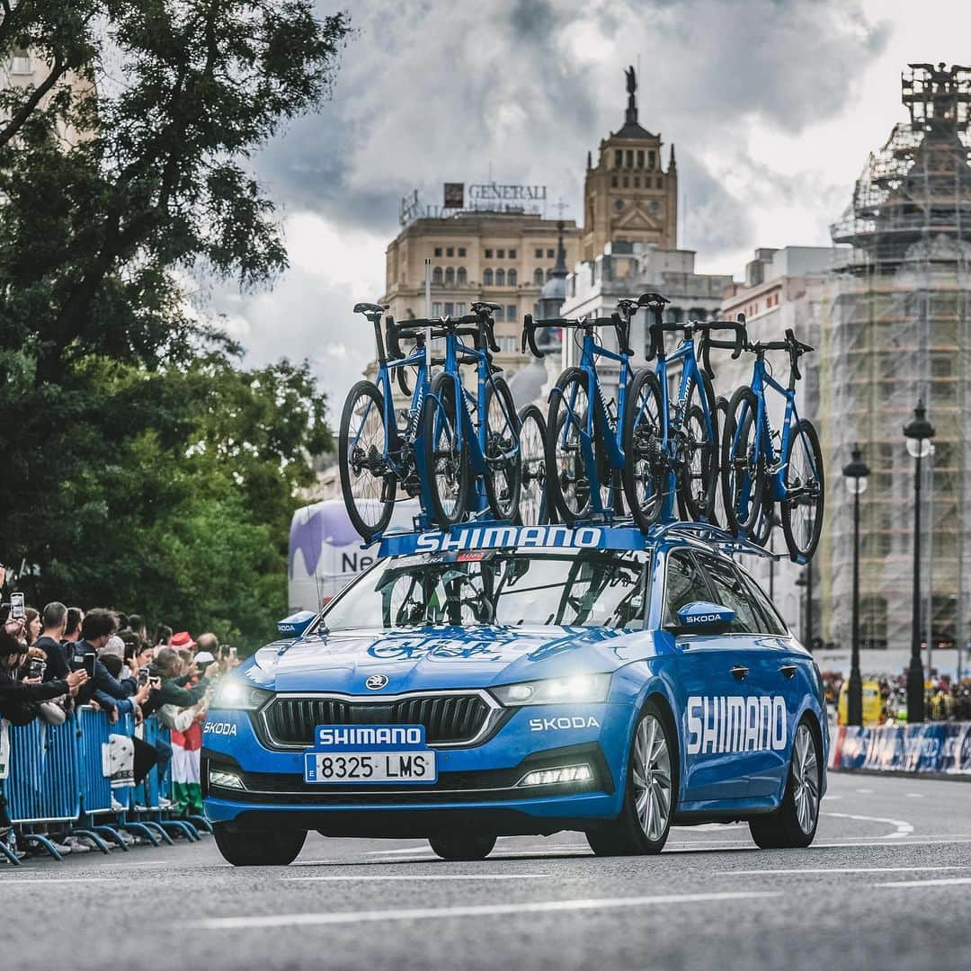 Shimanoさんのインスタグラム写真 - (ShimanoInstagram)「Madrid served as a fitting and regal backdrop for a spectacular closing round of @lavuelta. It was a unique nailbiter of a final stage, with @kaden.groves claiming first place. In the mountain classification, @remco.ev did very well to hold on to the polka dots. Congrats all around, we're looking forward to next year!   #LaVuelta23 #ShimanoRoad #DuraAce #FindYourFast 📸 @jozza_cyclingpics」9月18日 20時56分 - rideshimano