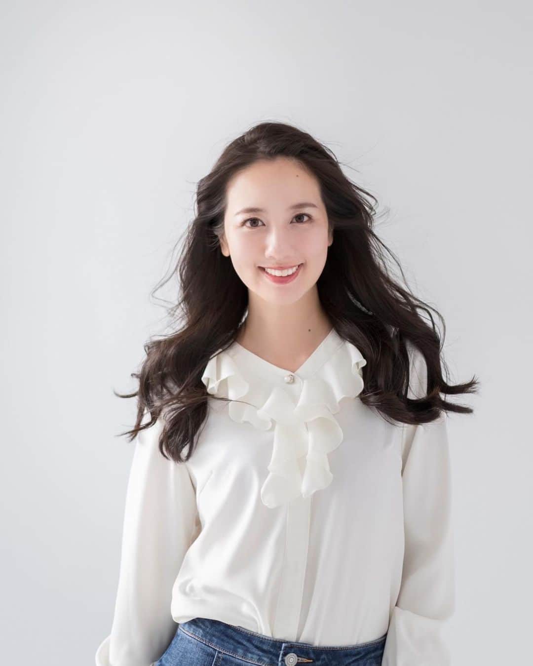 相場詩織のインスタグラム：「🤍🖤  イメージモデルとして起用していただいているaiile(エイルさん)とのコラボブラウスが本日から公開&予約開始となりました✨  かなり前にInstagramのフォロワーさんに "どんなお洋服が欲しいですか？"と お聞きしたのを覚えていますでしょうか？  その皆さんからの意見を参考に お仕事&プライベート両方着られて オールシーズン着回せる 【女子アナ万能ブラウス】を 今回作りました♡  ✔︎1枚でも透けない高級感のある生地 ✔︎小顔、手首が華奢に見えるデザイン ✔︎紫外線90%カット(紫外線対策にも) ✔︎洗濯OK(洗濯ネット推奨)シワになりづらく、速乾性のある生地なのでお手入れ楽ちん ✔︎ビジューと胸元の立体的なフリルでノーアクセサリーでも品があって華やか ✔︎前開きなので授乳中のママさんにもおすすめ＆カーディガンとしても着られる  お色は流行にとらわれず長く着られるベーシックなオフホワイトとブラック、顔の血色がよく見えるパウダーピンクの3色です🤍  1着1着細かい部分まで職人さん＆ベテランさんのチェックが入り手作業で丁寧に作られているので、物がよく長持ちします✨  奥様や彼女、大切な方へのプレゼントにもおすすめ🎁 是非皆さんに手に取っていただけると嬉しいです☺️💖  #アナウンサー #アナウンサー衣装 #アナウンサーコーデ #上品コーデ #上品 #上品カジュアル #ブラウス #着回し #着回しコーデ #着回しアイテム #コラボ #コラボ商品 #ママコーデ  #日本製 #aiile」