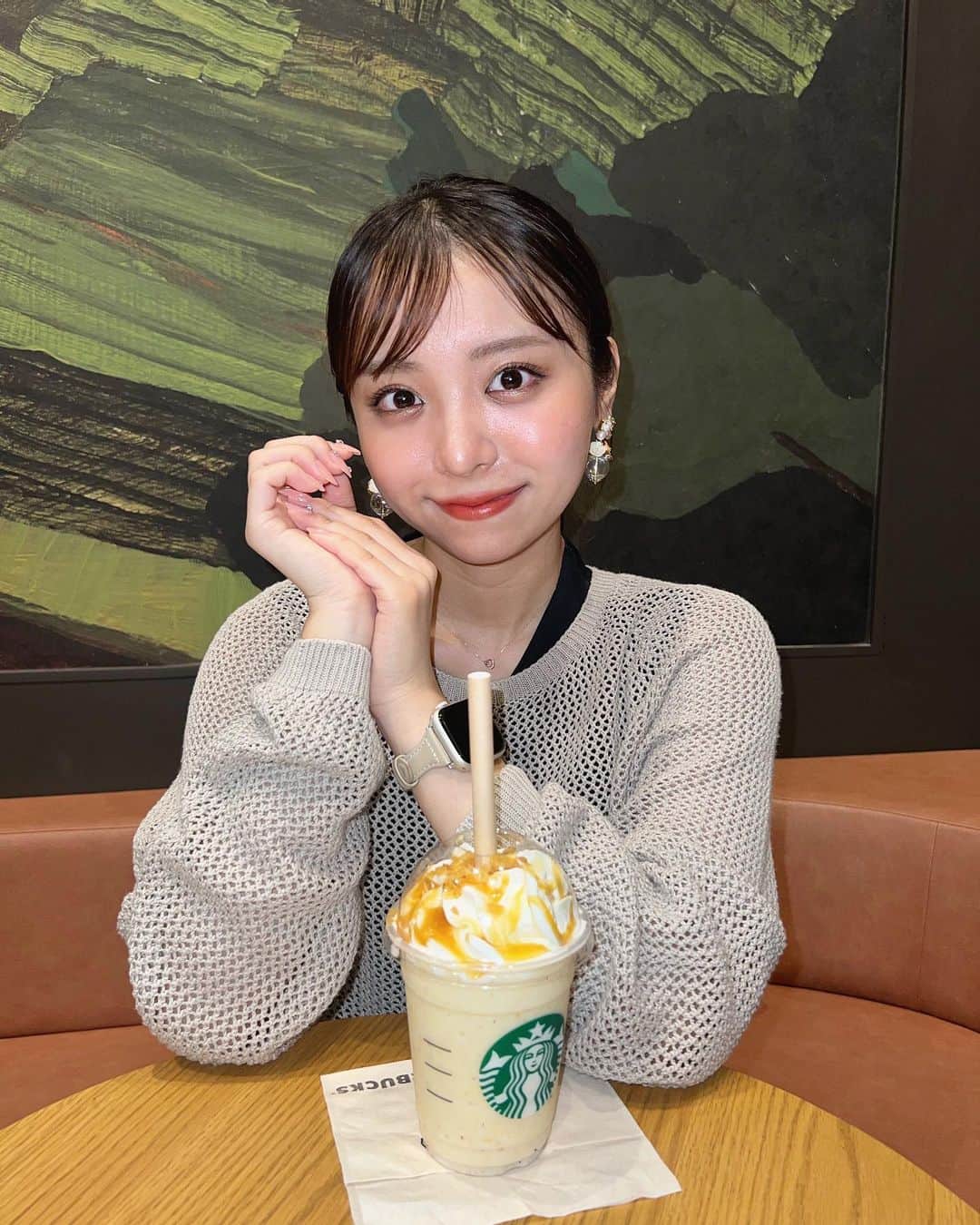 のインスタグラム：「いつになったら涼しくなるの〜 秋の味覚は楽しんでるよ🍠🍇🍎  #ピアス #可愛い #アクセサリー #スタバ #starbucks #秋 #秋ネイル #焼き芋 #コーデ #ootd #tflers #autumn #tflers #ootd #instagram #instagood #instadaily #休日 #休日コーデ #自撮り #cafe #café」