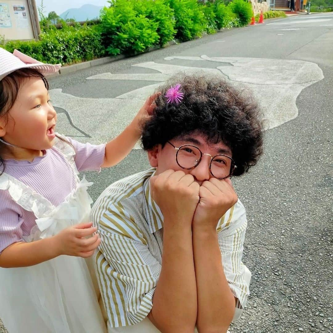 きむらバンドさんのインスタグラム写真 - (きむらバンドInstagram)「夏の終わり。少しだけパパになれました。 3年ほど前に愛媛ロケで声をかけた事がキッカケで仲良くなった子供たちと動物園に行ってきました🥰🥰 #砥部動物園 #一生の思い出 #パパに間違われすぎて最後はもう本当にパパのフリしました」9月18日 20時52分 - takurou_kim