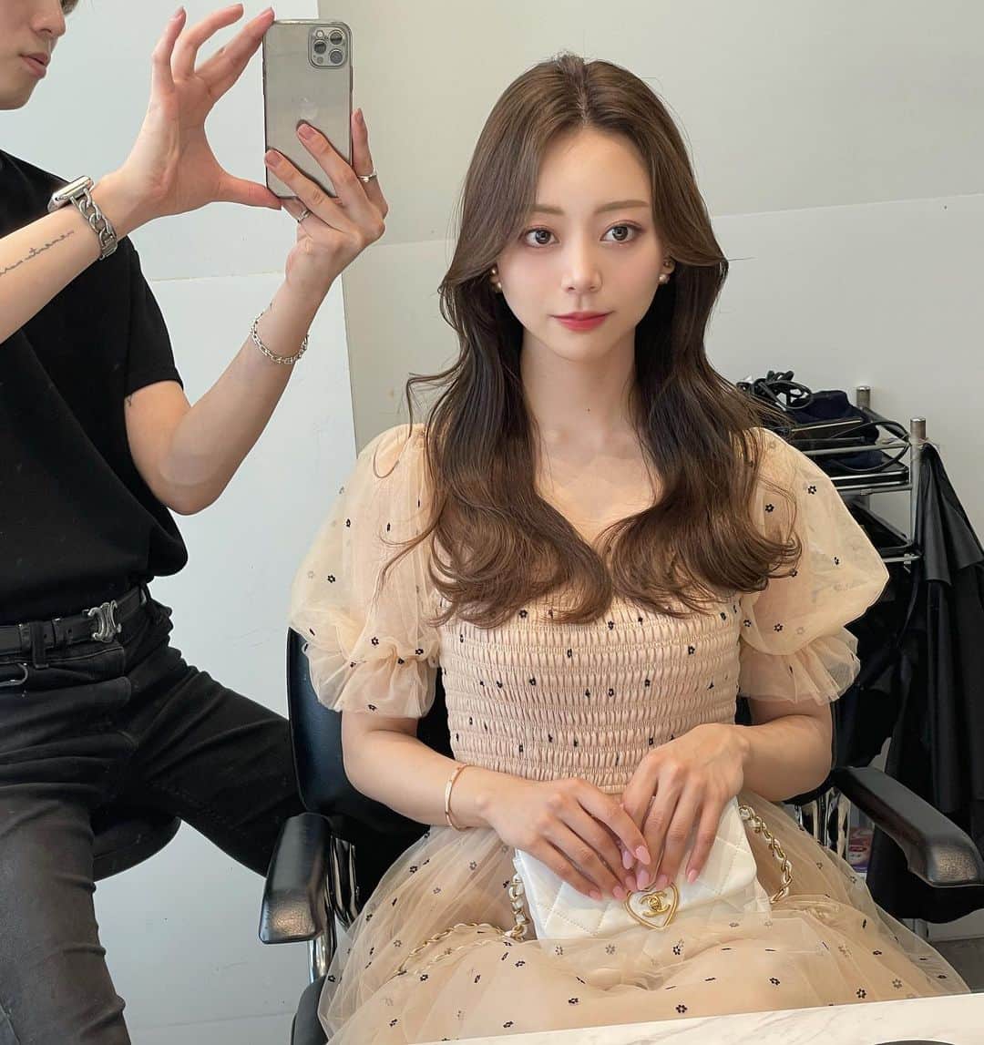 のインスタグラム：「保存を必ずお願い致します 顔まわりのこだわりがあるので 必ず可愛くなります カウンセリングの際に 【カラー・仕上げ】僕があなたに合わせて必ず可愛くします お出かけ前に是非  #渋谷美容室 #くびれヘア#渋谷 #ワンホンヘア#顔周りカット」