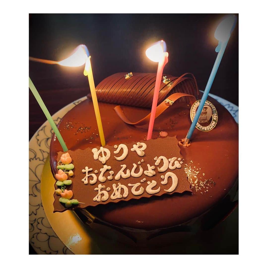 U-YEAH のインスタグラム：「またひとつ歳をとりました。 想像していた40より遥かに子供で、だらしない面ばかりな人間です。それでもこうして好きなことを好きなだけやらせていただけているのは、家族、事務所スタッフの皆様、そして応援してくれているファンの皆様のおかげです。本当に感謝しています。 ほんの少しでも、そんな方々の笑顔と元気の源になれるようこれからも邁進してまいります。  今後ともどうぞよろしくお願いします。  たくさんのお祝いメッセージ、ありがとうございました。ニヤニヤしながらじっくり読ませていただきました。」