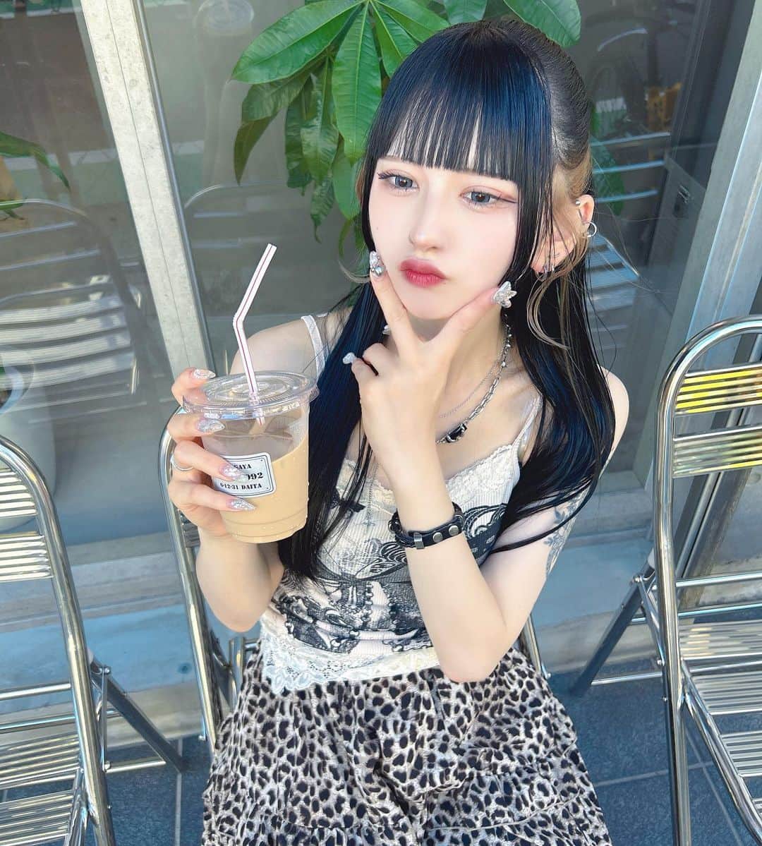 狐波ろんのインスタグラム：「あごぴ癖でカメラ向けられるとすぐやってしまう」
