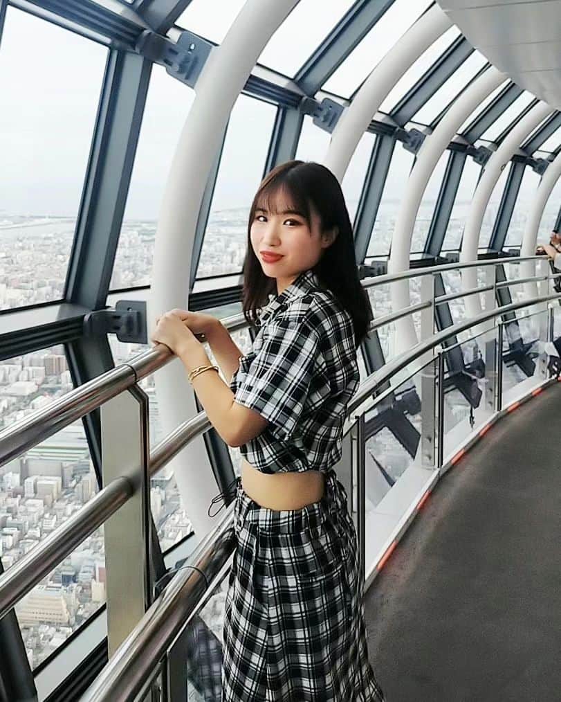 鈴木美南海のインスタグラム：「近すぎて目の前のことが見えなくなったら ちょっと離れたところから見てみれば 何か見えるかもしれないなぁって スカイツリーから見る景色を見ながら思った。 ・ ・ #スカイツリー #景色 #東京 #浅草 #考え事」