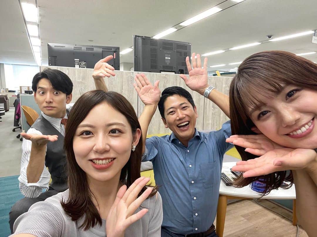 小山内鈴奈さんのインスタグラム写真 - (小山内鈴奈Instagram)「今年も無事に、ひとつ歳を重ねました！ たくさん写真を撮ったので、時系列順に…  1枚目 今月のマンスリーエンタメプレゼンター・萩原利久さんと、少しでも小顔に見せたい軽部さん😆 お祝いしていただきました！  2枚目 オンエア終わりに、先輩方と🥰  3枚目 去年に引き続き、三宅さんと軽部さんにプレゼントを頂きました🙇‍♀️ 大切に使わせていただきます！  めざましのスタッフさんや アナ室で会った後輩ちゃんなど たくさんお祝いしていただきました…😢✨  既にコメントなどをくださった方も ありがとうございます！  素敵な1日でした🎀 これからも精進してまいります！」9月18日 21時04分 - reina_osanai