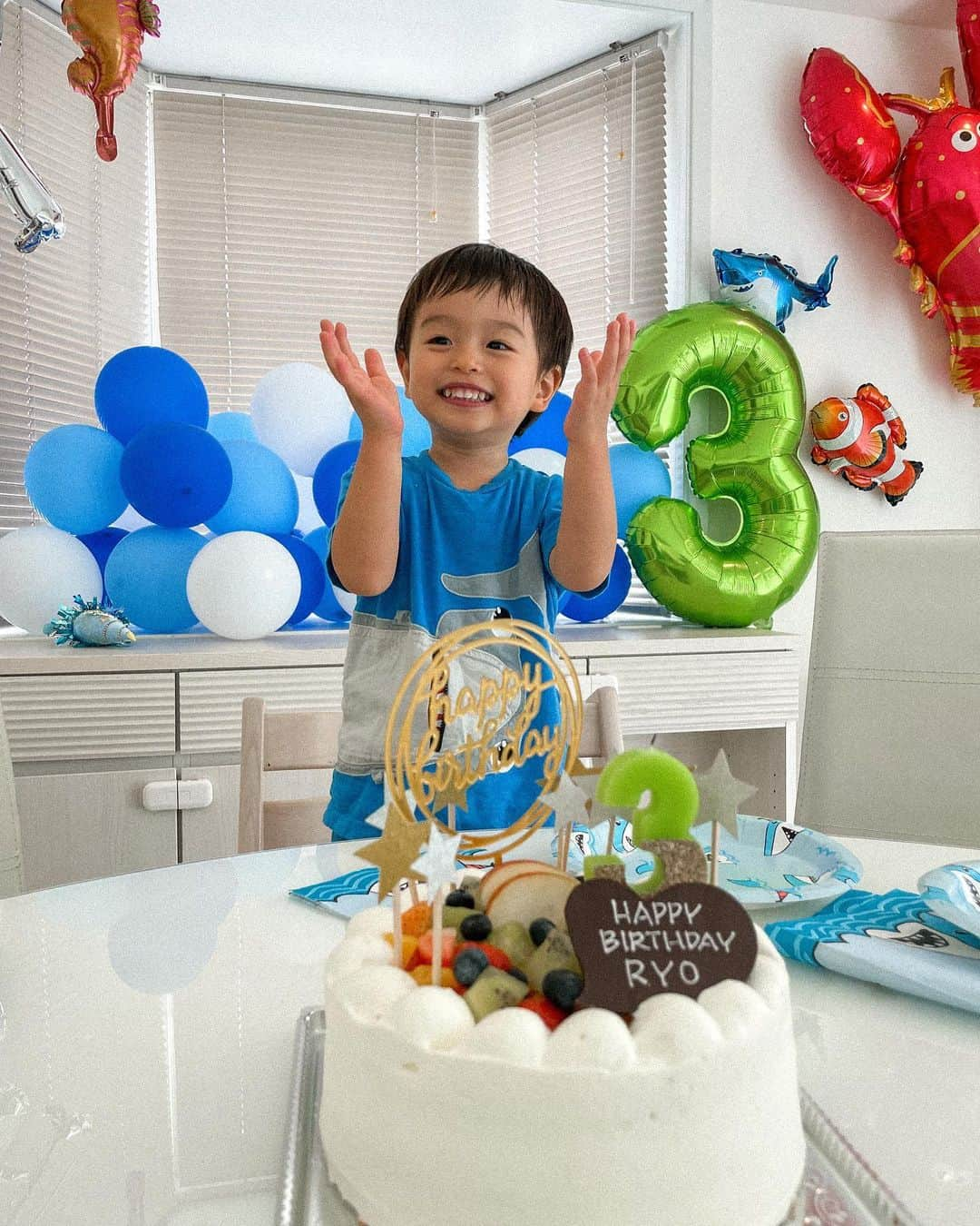 岡田ユリエのインスタグラム：「. 👦🏻の誕生日会をこの前やっとできたよ✨👏 誕生日当日は👶🏻が体調良くなかったから 家族だけでして延期してて 旅行もあったりで遅くなっちゃったけど 息子が大好きなサメパーティーに🦈🥳  バルーンがネットで買ったときはサメがかなり主張してたのに、きたらとっても小さかった🥹 (ネットあるある😂) バルーンのテーマは水族館に変更しました✨笑  飾り付けは前日みんな寝てから頑張ったー！！ かなり大変で2時間以上かかったけど 喜ぶ👦🏻の顔見たら 頑張って良かった🥹👍  もう３歳なんて信じられないけど 最近さらにお兄ちゃんらしくなってきて ママとても助かってるよ🥹 妹が産まれてからは我慢しなきゃいけないことも 増えたけど、いつも妹に優しくて大好きでいてくれて ありがとう☺️  でもまだまだ甘えん坊の所も いつもHappyな所も 大好きだよ❤️  いつもたくさんの愛と幸せをくれてありがとう❤️ お誕生日おめでとう🫰🏻🥳」