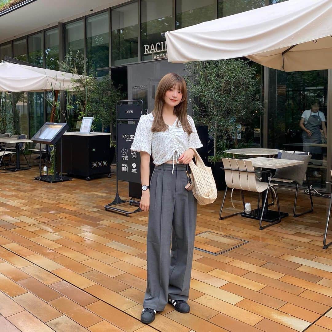 砂糖桃のインスタグラム：「カフェコーデ🍰  pants @gu_for_all_  秋冬にぴったりの新作❕  シルエットが綺麗で生地がしっかりしてるから 寒い時期もたくさん着れそう🫶🏻  . #PR #GU #タックワイドパンツ #GU神MANIA」