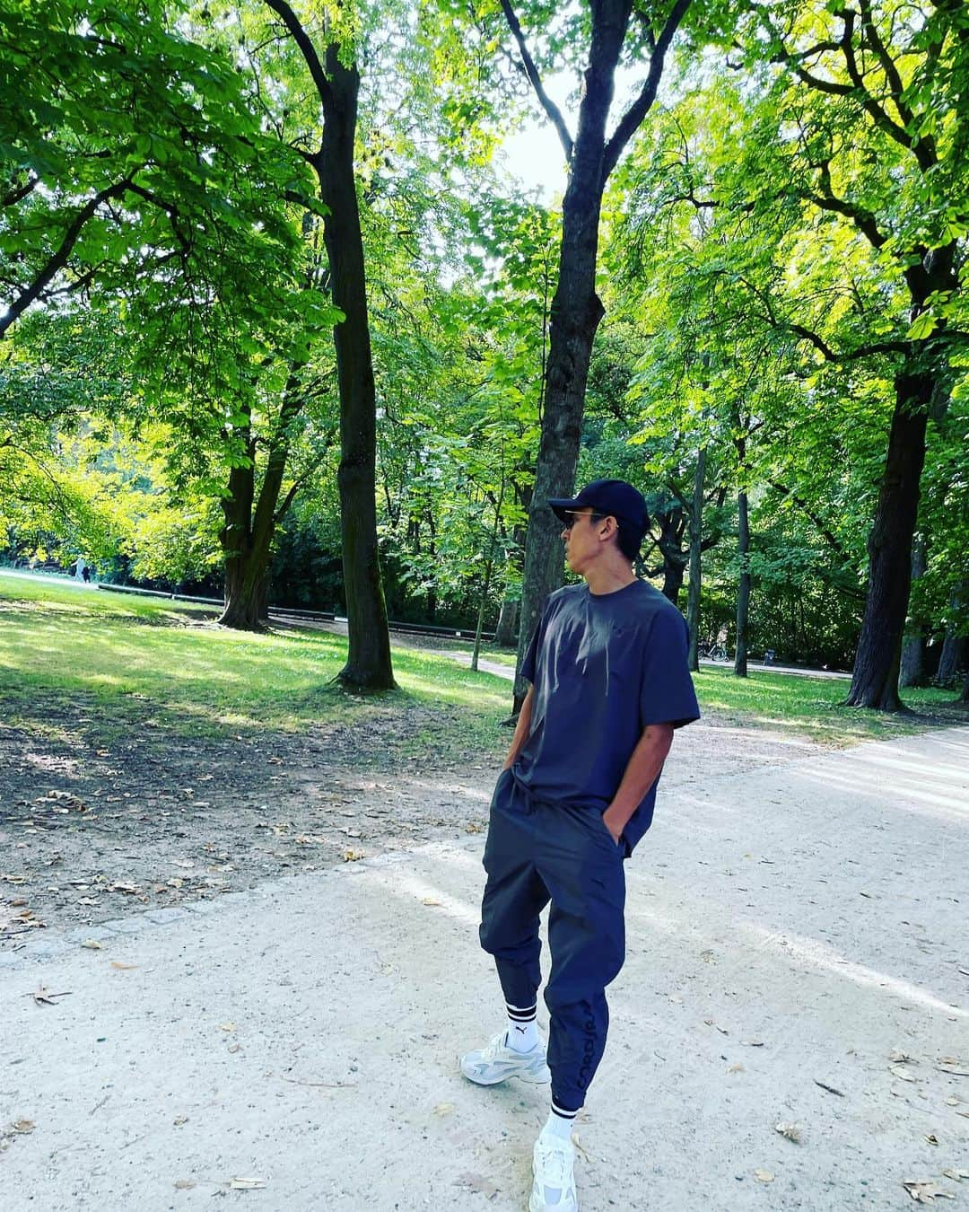 長谷部誠さんのインスタグラム写真 - (長谷部誠Instagram)「*** day off 🚶🏻☀️🌳 #休みの日の散歩  #pumastyle」9月18日 20時58分 - makoto_hasebe_official