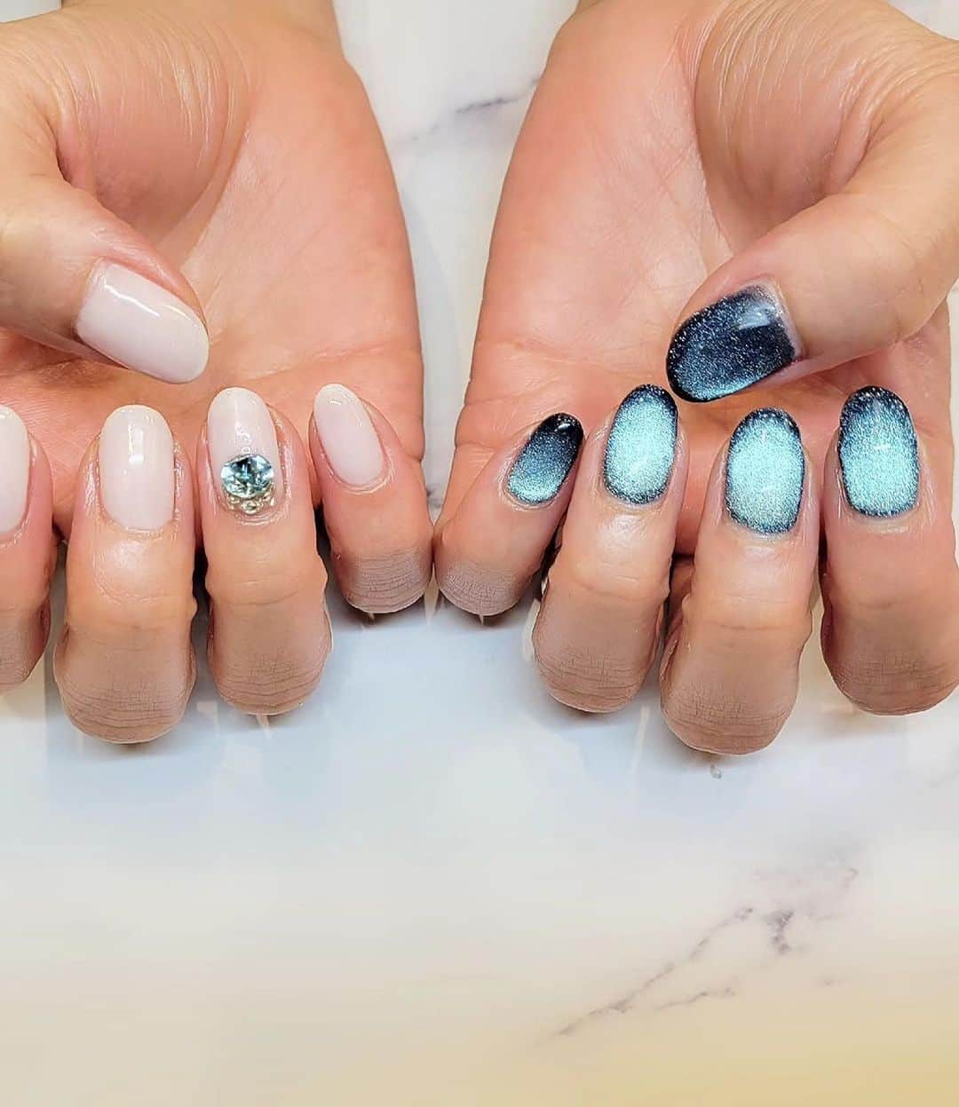 ネイルサロンならネイルクイックのインスタグラム：「@nailquick_periechiba RP⁣ ・・・⁣ PREMIUM NAIL💍とマグネット💅⁣ そして欲張れるアシンメトリー♥️⁣ ⁣ マグネットネイルしたいけど⁣ 全部の爪にはちょっと派手かな…⁣ でもやりたい…⁣ 片手なら問題ないです🎵⁣ ⁣ まだまだ残暑厳しいですが、さわやかカラーでマグネットネイルが出来ちゃいます✨⁣ ⁣ もう片手はシンプルが一番‼️⁣ でもキラキラ✨は欲しい…⁣ ビジューネイル💍でキランキラン✨⁣ キラキラ✨はやめられない😸⁣ ⁣ @nailparfaitgel W3.GP6⁣ ⁣ ⁣ ✔️こちらのメニューをネット予約の際は⁣ 【ハンド】ジェルコース＋フレンチなど⁣ お好みのアート両手4本以上(税込8800円＋アート代別)⁣ ⁡※コメント欄に『プレミアムネイル』とご入力ください。⁣ ⁣ ※こちらのコースにはお湯を使用したケアは含まれておりません。⁣ ⁣ ⁡⁣ お湯を使用した甘皮のお手入れをご希望の際は⁣ ▪︎ハンド追加ウォーターケア(1000円)⁣ をお選び下さい⁣ ⁡⁣ 担当:米倉⁣ ⁡⁣ ❁.｡.:*:.｡.✽.｡.:*:.｡.✽.｡.:*:.｡.❁⁣ Nailquick oasis ペリエ千葉店⁣ 営業時間 ⁣ 月〜土　10:00-21:00⁣ 日祝　10:00-20:30⁣ ☎︎0434418110⁣ ❁.｡.:*:.｡.✽.｡.:*:.｡.✽.｡.:*:.｡.❁⁣ ⁡⁣ ⁡⁣ ⁣ ⋱⋰ ⋱⋰ ⋱⋰ ⋱⋰ ⋱⋰ ⋱⋰ ⋱⋰⁣ ⁣ デザインに使われているカラー、ストーン、パーツ等に関しましては、店舗によって在庫状況が異なります。⁣ 在庫切れの場合は、似ているカラー、ストーン、パーツをご案内させていただくことがございますので、あらかじめご了承ください。⁣ ⁣ ⋱⋰ ⋱⋰ ⋱⋰ ⋱⋰ ⋱⋰ ⋱⋰ ⋱⋰⁣ ⁣ ⁣ 🟫#ネイルサロン は @nailquick⁣ 🟪#ジェルネイル は @nailparfaitgel⁣ ⬜️#ハンドケア には @spanail_product⁣ ⁣ ⁣ ⁣ 🤚🏼✋🏼 #ネイルクイック⁣ ⁣ お爪の健康を考えたネイル専門店⁣ ケア、マニキュア、ジェルネイル、お客さまのご要望やお爪の状態を伺い、一人ひとりにあうメニューをご提供します。⁣ ⁣ ⋱⋰ ⋱⋰ ⋱⋰ ⋱⋰ ⋱⋰ ⋱⋰ ⋱⋰⁣ ⁣ ⁣ #パフェマグギャラクシー #マグネットネイル #ギャラクシーネイル #キラキラネイル #ビジューネイル #肌馴染みネイル #シアーカラーネイル #流行りネイル #ワンホンネイル #白湯ネイル #ネイルパフェジェル #ペリエ千葉 #千葉ネイルサロン」