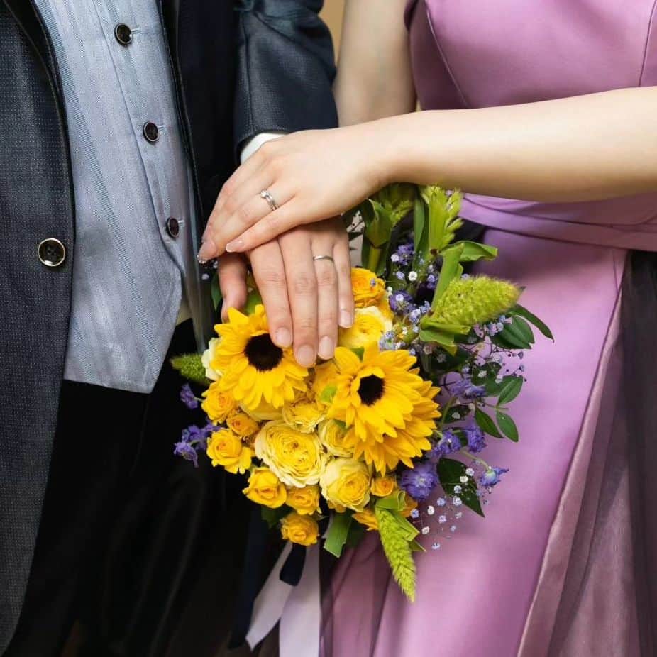 ホテルメトロポリタン山形ウェディングさんのインスタグラム写真 - (ホテルメトロポリタン山形ウェディングInstagram)「. 鮮やかな黄色×ドレスと合わせた紫色の小花がポイントのブーケ。 夏に結婚式を挙げたお二人にお似合いのコーディネートです🌻  指輪をメインに撮る人気のお手元ショットはブーケを合わせることでより華やかになりおすすめです！  ＼結婚式に関するお問い合わせはこちらから／⁡ ブライダルサロン⁡ TEL  023-628-1133(ブライダル直通)⁡ MAIL y-wedding@stbl.co.jp⁡⁡⁡ 営業時間 10:00a.m.〜5:00p.m.⁡⁡⁡ 定休日 毎週火曜・水曜(祝日除く)⁡⁡⁡  #ブーケ #ウェディングブーケ #ホテルメトロポリタン山形 #メトロ山形⁡⁡⁡ #メトロポリタンウェディング⁡⁡⁡ #ウェディングフェア #ブライダルフェア⁡⁡ #式場探し #結婚式場⁡ #山形結婚式 #プレ花嫁⁡⁡ #ホテルメトロポリタン山形ウェディングチーム⁡⁡⁡ #フォトウェディング #前撮り  #結婚式場探し #山形花嫁 #山形プレ花嫁⁡⁡⁡ #2023秋婚 #2023冬婚⁡ #2024春婚⁡ #プレ花嫁さんと繋がりたい #フォトスポット⁡⁡⁡ #ブライダリウムミュー #日比谷花壇⁡⁡⁡ #写真光陽 #トータルビューティーラプト #メディアプロ東北⁡」9月18日 20時59分 - metroyamagata_wedding