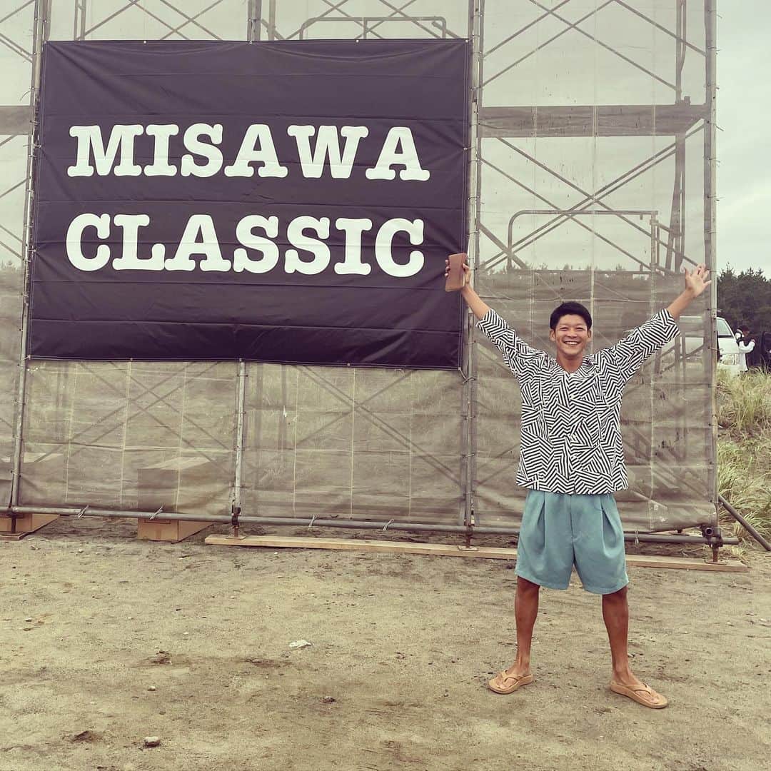 駿河太郎のインスタグラム：「初めて挑んだ @misawaclassic  何も出来ず、敗退…😭 でもいい刺激をいっぱい貰えて またサーフィンが好きになりました❤️  大会運営の皆様 海で出会った皆様 本当にありがとうございました‼️  来年リベンジさしてもらいます  おそらく 僕の夏はコレにて終了〜🤔  明日から仕事頑張ります💪  thanks for @hideki1213 さん 本当にお疲れ様でした♪」