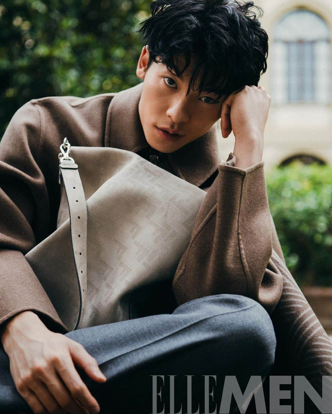 Fendiさんのインスタグラム写真 - (FendiInstagram)「#FendiAmbassador Greg Hsu wore #FendiFW23 on the cover of Elle Men China.  @ellemen_china @kuanghanhsu  Photography: victorienyeoh Stylist and Editor: @ayyelva」9月18日 20時59分 - fendi