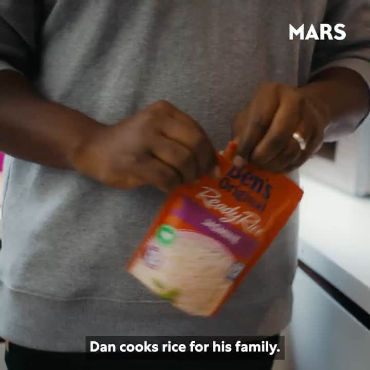 Marsのインスタグラム：「When cooking rice for your family, you're not just preparing a meal; you're part of a movement. Every grain you serve resonates with our commitment to climate.  Our work doesn't just start at the factory doors. We're in the fields with farmers, championing climate-smart agriculture. Every bite of our rice isn't just about flavor; it's about a promise to make our products taste good while doing good.   Join us as we journey towards a sustainable future, and learn about our plans to be a net zero emissions company by 2050 at bit.ly/3Zejbcu.」