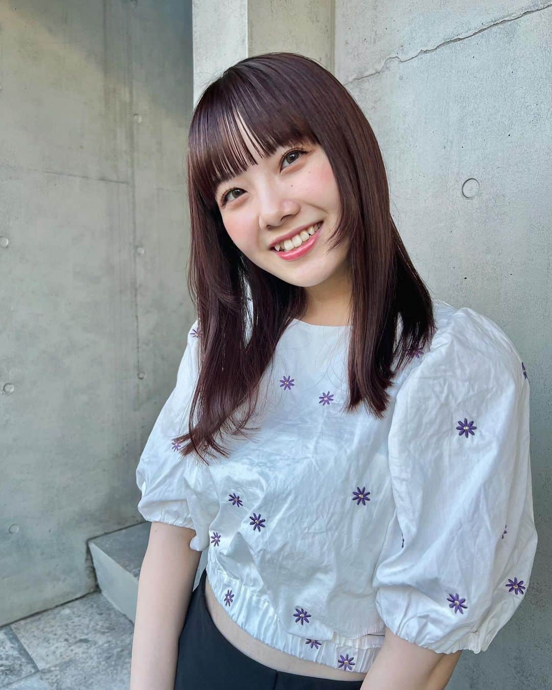 MOMOKAのインスタグラム：「・ ひっさびさに！  色落ち綺麗だったから忘れてたけど2ヶ月ぶりだった美容院💇‍♀️  だいぶ髪伸びててびっくり😮  これからどんな髪型にしていこうかな〜〜 ね！じょんくん！！！！🐶」