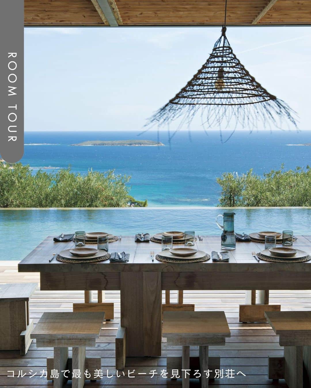 ELLE DECOR JAPANのインスタグラム：「【インテリア実例】紺碧の空と地中海を望む、コルシカのサマーハウス  透き通った海と青い空。低木が茂る山々に囲まれた粗削りな自然が心を魅了する、地中海の島コルシカ。絶景を抱くこの島の斜面に、幼少の頃からここで休暇を過ごしてきたというカップルの別荘が誕生した。  photos : NICOLAS MATHEUS realization : LAURENCE DOUGIER ext : RITSUKO ABE  #roomdesign #designinspiration #interiorstyling #リノベーションアイディア #海外インテリア #roomtour #ルームツアー #モダンインテリア #インテリア #vintageinterior #好きなものに囲まれた暮らし #地中海」