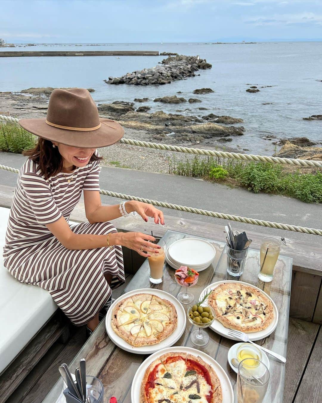 eiko kagamiさんのインスタグラム写真 - (eiko kagamiInstagram)「@underthepalmo.jp 🍴♡  海を背景に、美味しいお食事。 なんて最高なカフェなんだろう🤤  先日みんなで打ち合わせを兼ねたランチ。 どこを見ても癒しの空間でしかなくて、 本当に時間あっという間だった！😂♡  ピザはもちもちで美味だし、スイーツも糖分大好き人間としては たまらぬでした🥹🍰 テラスはわんこもOKで可愛いわんちゃんたちも沢山いたよ🐶🫶  是非ともまた行きたいカフェ！♡ オススメです🤤 . . . . . . . #葉山カフェ#葉山#逗子#カフェ#カフェ巡り#アラフォーライフ#森戸海岸#海カフェ#逗子カフェ」9月18日 21時02分 - eikooo7