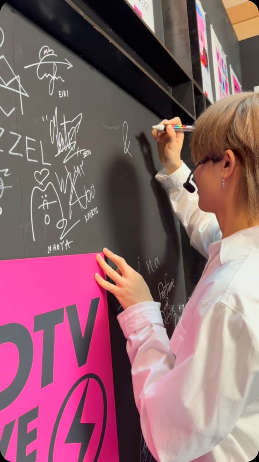 のインスタグラム：「#CDTVライブライブ インスタ限定！激レア★サインムービー配信中 #andTEAM のみなさん  「月が綺麗ですね」を披露していただきました！🌕 パフォーマンスも、歌詞もとても良かったです🥰  熱いステージをありがとうございました🥳 ::::::::::୨୧::::::::::୨୧::::::::::୨୧::::::::::: みなさん、今夜の月は綺麗ですか？？🌝✨💫 달이 예쁘네요🫰🌝✨💫 ::::::::::୨୧::::::::::୨୧::::::::::୨୧::::::::::: #CDTV #TBS」