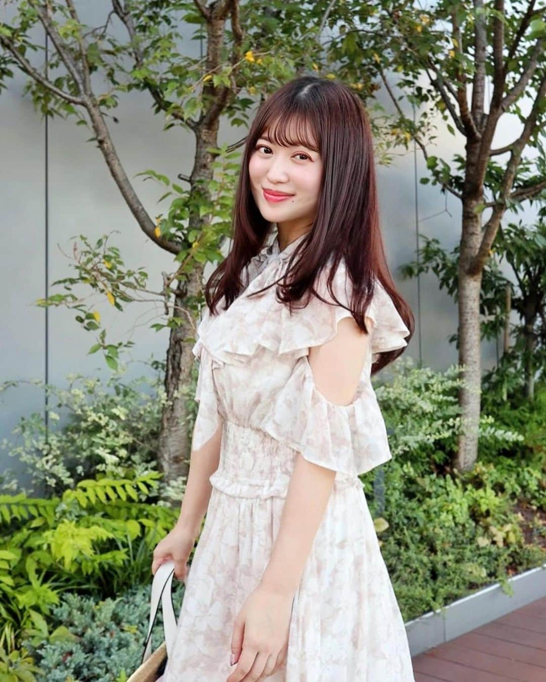 森下まいのインスタグラム：「9月も半分が過ぎたのにまだまだ暑いですね🥹  この夏は今日も着ていたこちらの【@tocco_closet 】のワンピースが大活躍でした☺️  ケープフリル＋オープンショルダーデザインで 上品な肌見せと二の腕カバーが1度に叶うのがツボです🤭💕  儚げなニュアンスカラーの花柄、 取り外し可能なボウタイリボンも可愛くてお気に入り🥰  #mai153 ←コーデ投稿まとめてます♥」