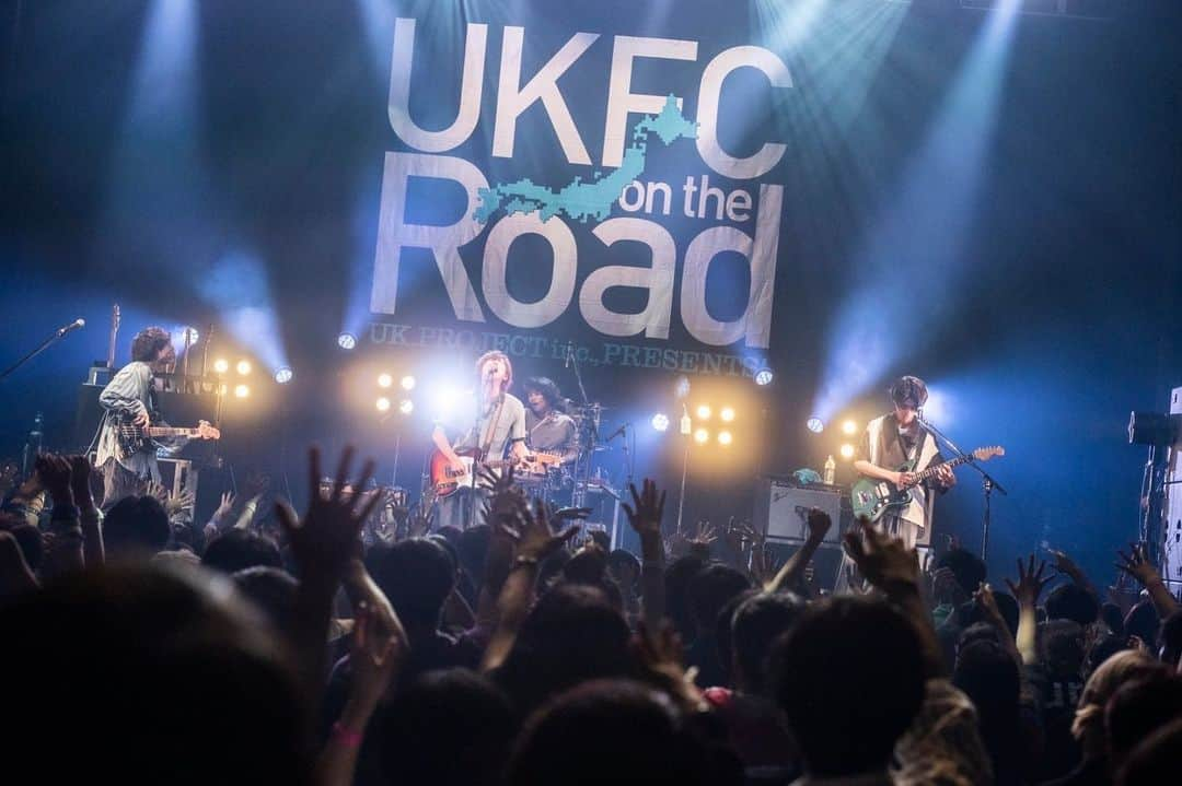 兼丸さんのインスタグラム写真 - (兼丸Instagram)「9/10 Zepp Shinjuku 「UKFC on the Road 2023」  所属した2019年に有観客で一度だけ新木場でのUKFCに出演させてもらったことがあって。  当時、最若手、偉大すぎる先輩方。 出させてもらえただけで感謝でした。  そして、コロナの数年。 有観客では出来ず、例年開催場所とされていた新木場コーストも閉館。 この数年で僕らを含む若手も増えて。  今のUK.PROJECTの音を僕自身が体感したかったのと、僕らはUK.PROJECTなんだということを確かめたかった。  そして、今まで築いて下さってUK.PROJECTのアーティストごと好きで見て下さる方々にも僕らがどう映るのか、受け入れて頂けているのか。 まあ、色々考えてる中で、シズゴマネージャーのアイアンにいつかの打ち上げの席でUKFCやりましょうよ！(いや、寧ろなんでやらないんですか！みたいなスタンスだったかも)と熱弁したところ。。  忙しい中、動いて下さって実現しました。  そして、やんややんやと忙しく過ごしてたら当日がやってきたら、どうですか。 最高のフェス。そして、ここは僕らのホームなんだという実感。各アーティストの音、パフォーマンス。  演奏上手すぎて笑っちゃったりして。  これを聴きたかった、求めていたんだと。  打ち上げも初めましての先輩方、後輩のみんなともお話できて、本当に良い1日になりました。  発起人という形で名前を出して頂きましたが、この日を成立させようと動いてくれた人、そして、会場に足を運んでくれる"あなた"が居なければ、この最高な1日は作れませんでした。  わがまま聞いてもらってこの日を作って下さり、ありがとうございました。 そして、新しいスタート。 これからもUKFC、the shes gone宜しくお願いしまーーーす！！！！！  photo by 河本悠貴   #UKFC  #theshesgone」9月18日 21時05分 - kanemaru.425